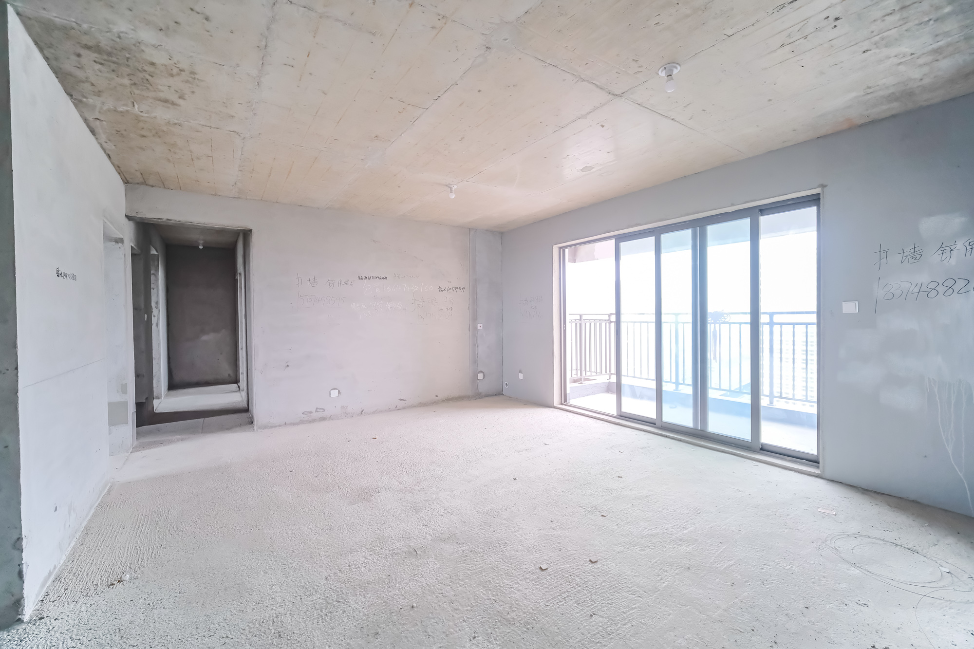 爱情公望府  4室2厅2卫    105.0万 爱情公望府  4室2厅2卫    105.0万客厅