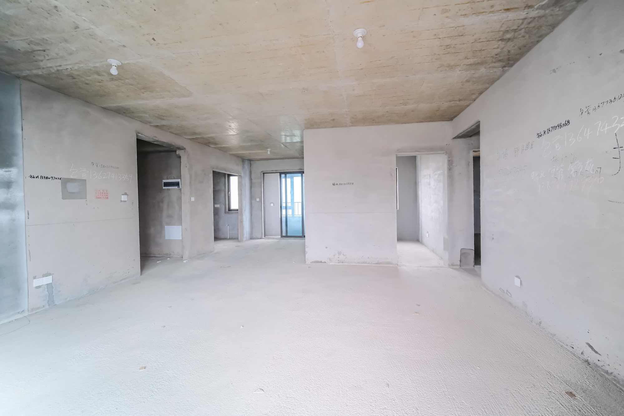 爱情公望府  4室2厅2卫    105.0万客厅