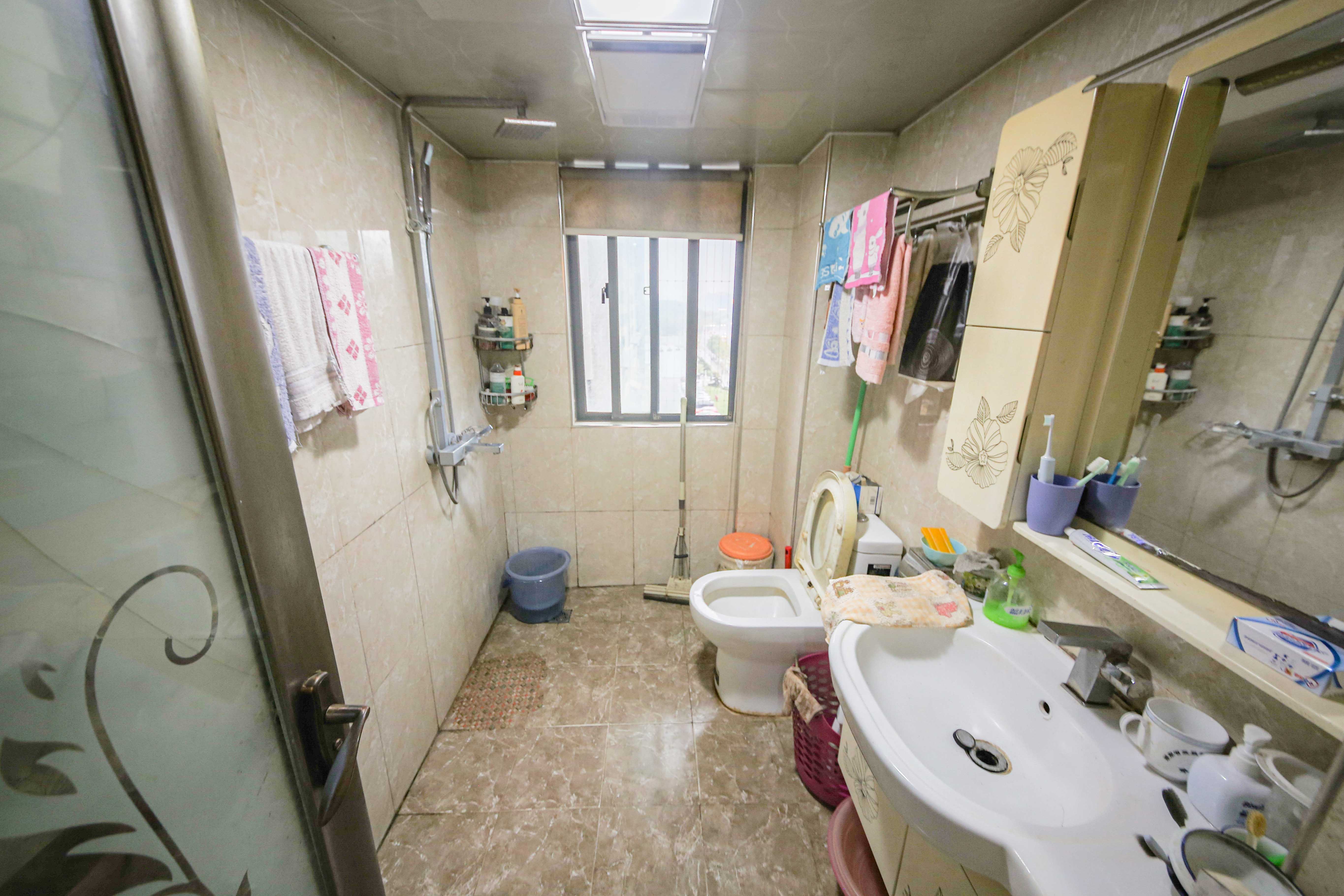 鑫远湘府华城  3室2厅1卫   107.00万卫生间