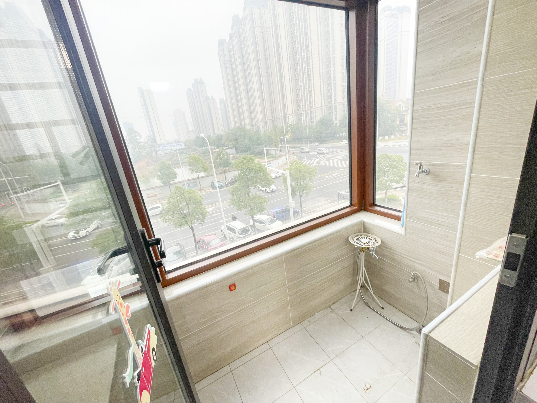 绿地海外滩二期  4室2厅2卫   92.00万阳台