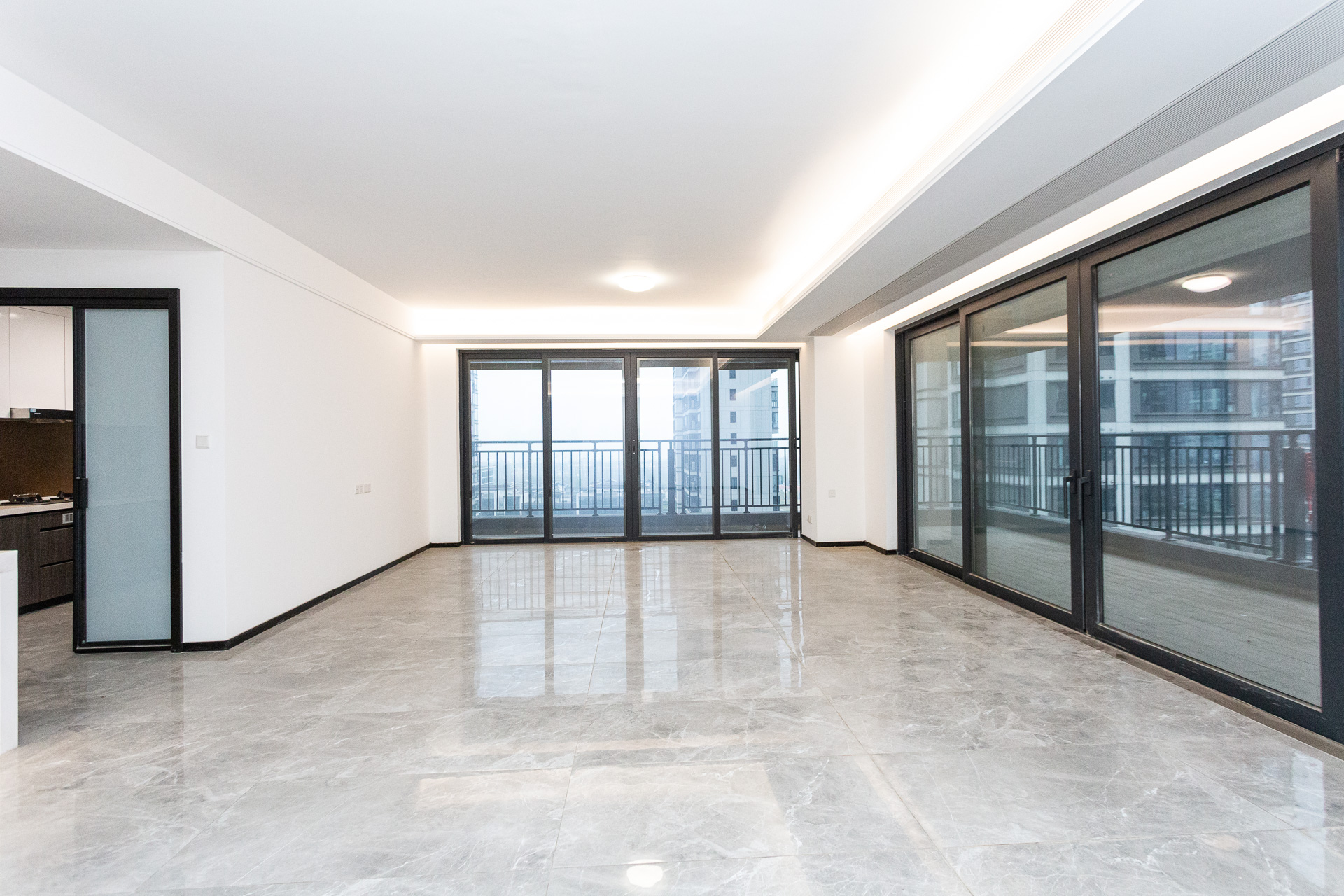 越秀湘江星汇城三期 4室2厅3卫 320.0万 越秀湘江星汇城三期 4室2厅3卫 320.0万客厅