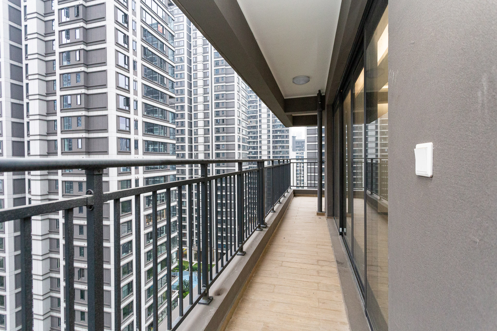 越秀湘江星汇城三期 4室2厅3卫 320.0万 越秀湘江星汇城三期 4室2厅3卫 320.0万阳台