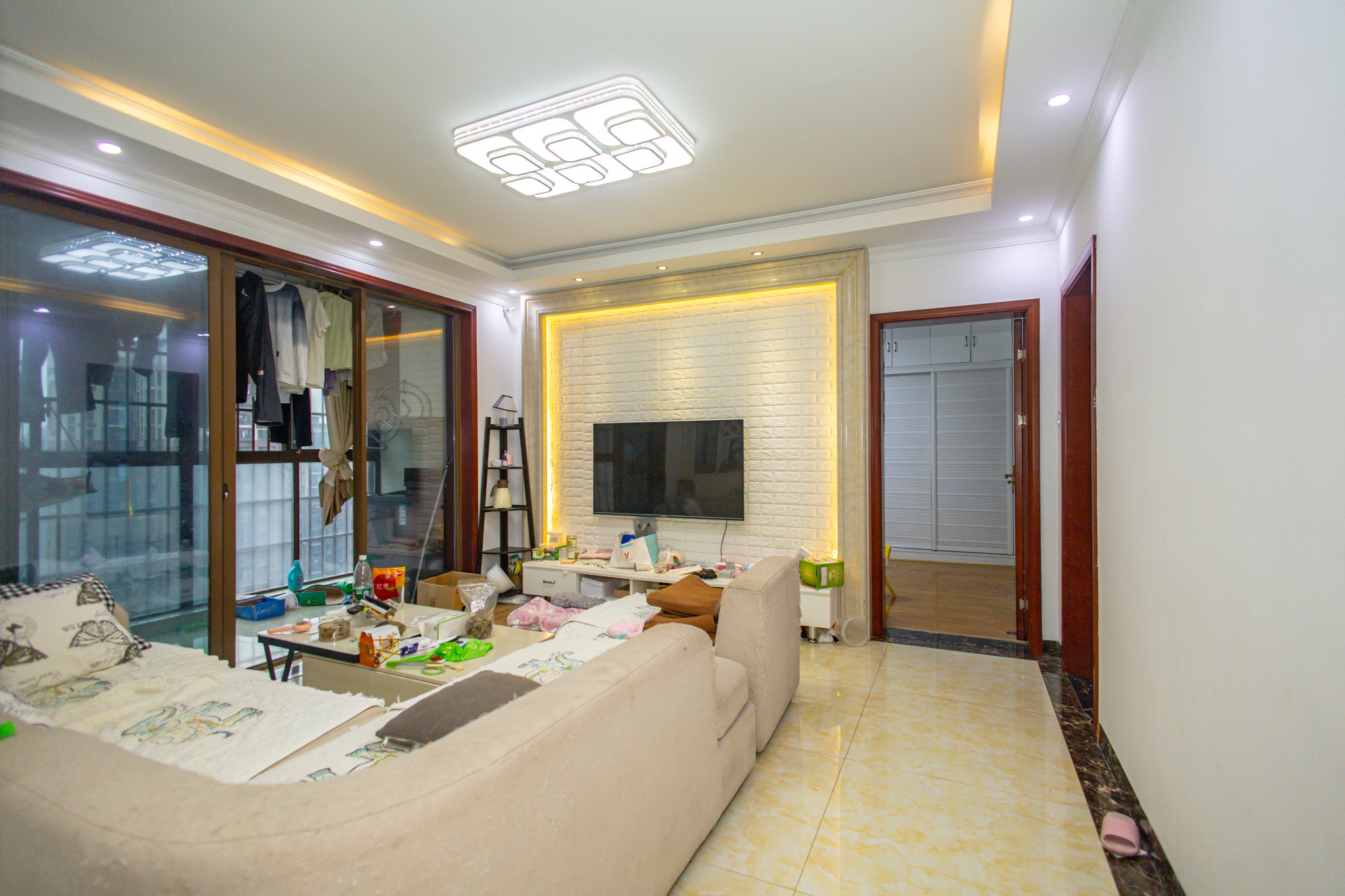 湖湾世景 4室2厅2卫 98.0万 湖湾世景 4室2厅2卫 98.0万客厅