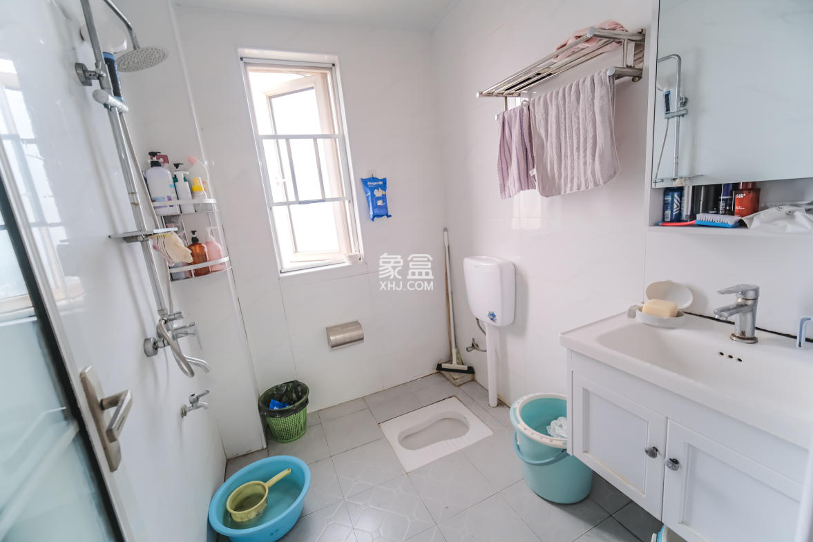 荣盛花语城 3室2厅1卫 58.80万 荣盛花语城 3室2厅1卫 58.80万卫生间