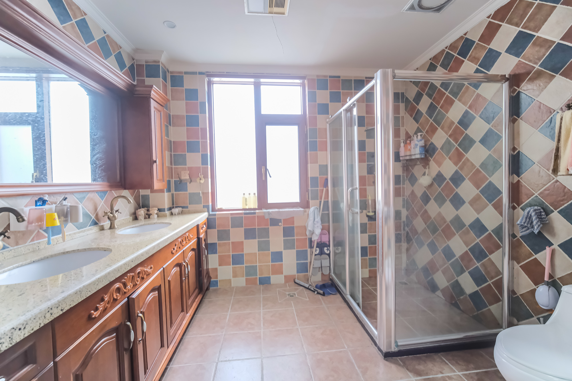 湘龙家园  6室2厅4卫    578.0万 湘龙家园  6室2厅4卫    578.0万卫生间