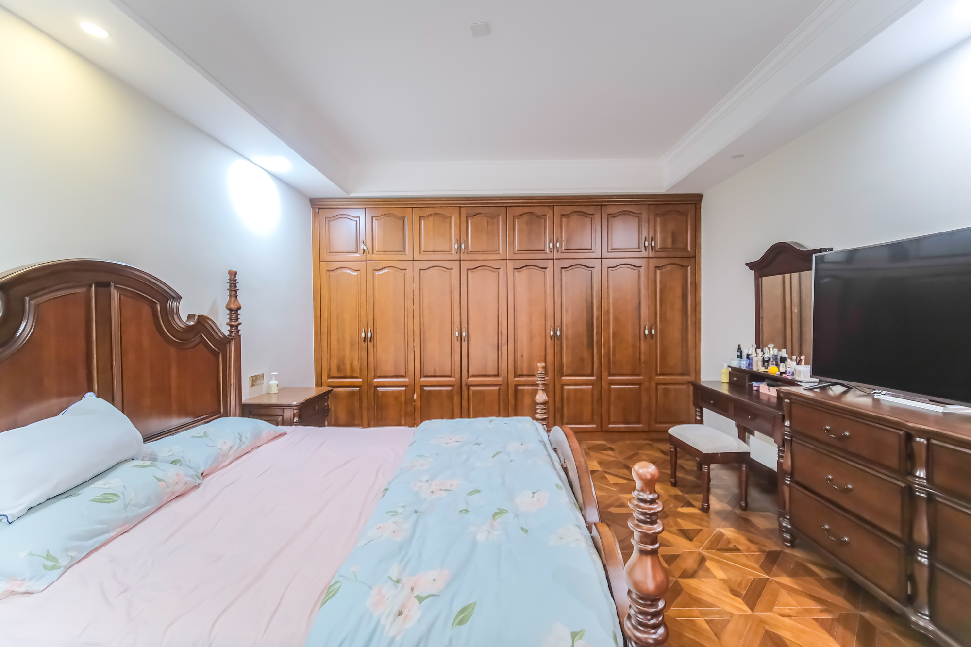 湘龙家园  6室2厅4卫    578.0万 湘龙家园  6室2厅4卫    578.0万卧室