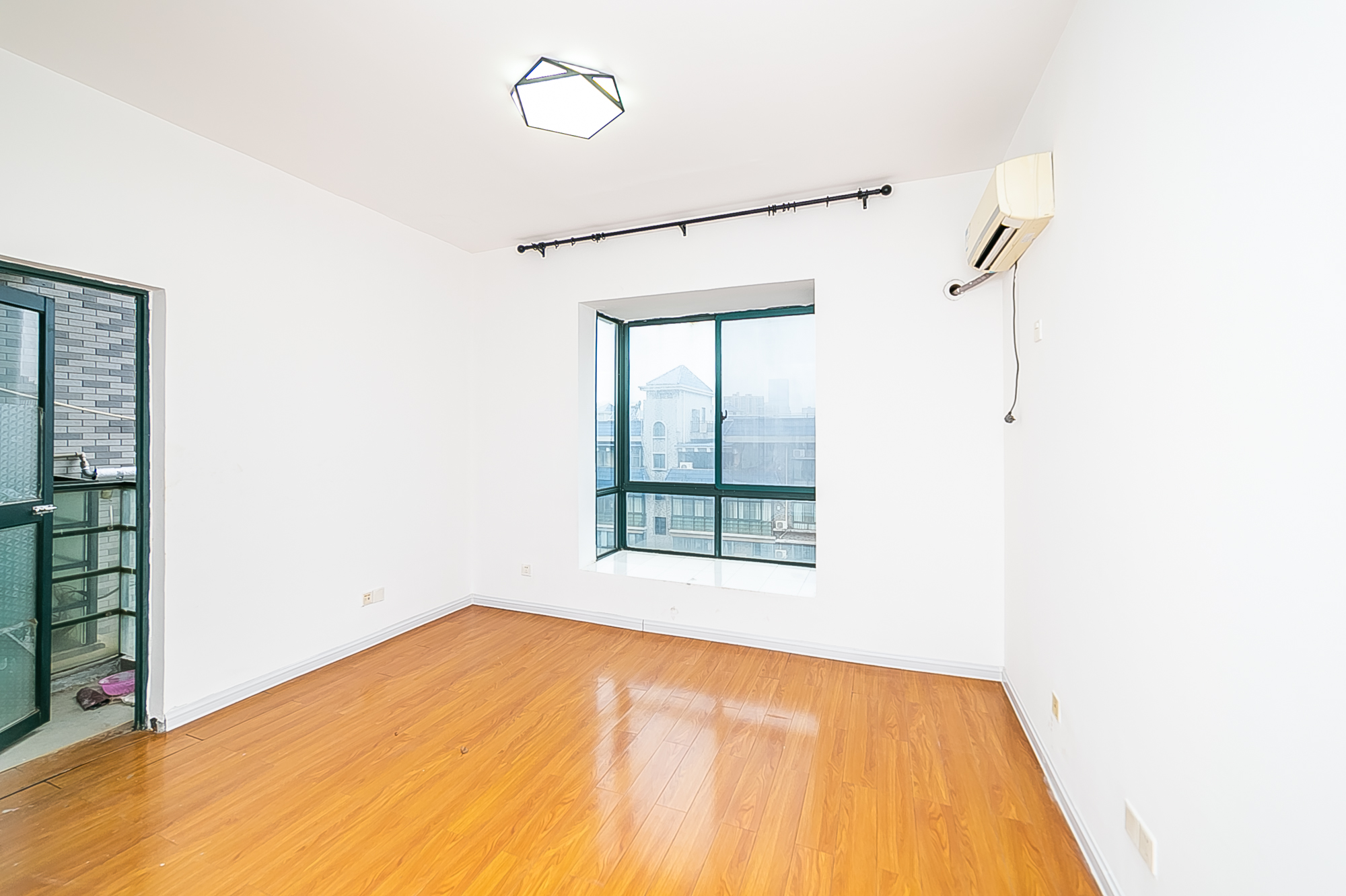 通泰梅岭苑 4室2厅2卫 248.0万 通泰梅岭苑 4室2厅2卫 248.0万卧室