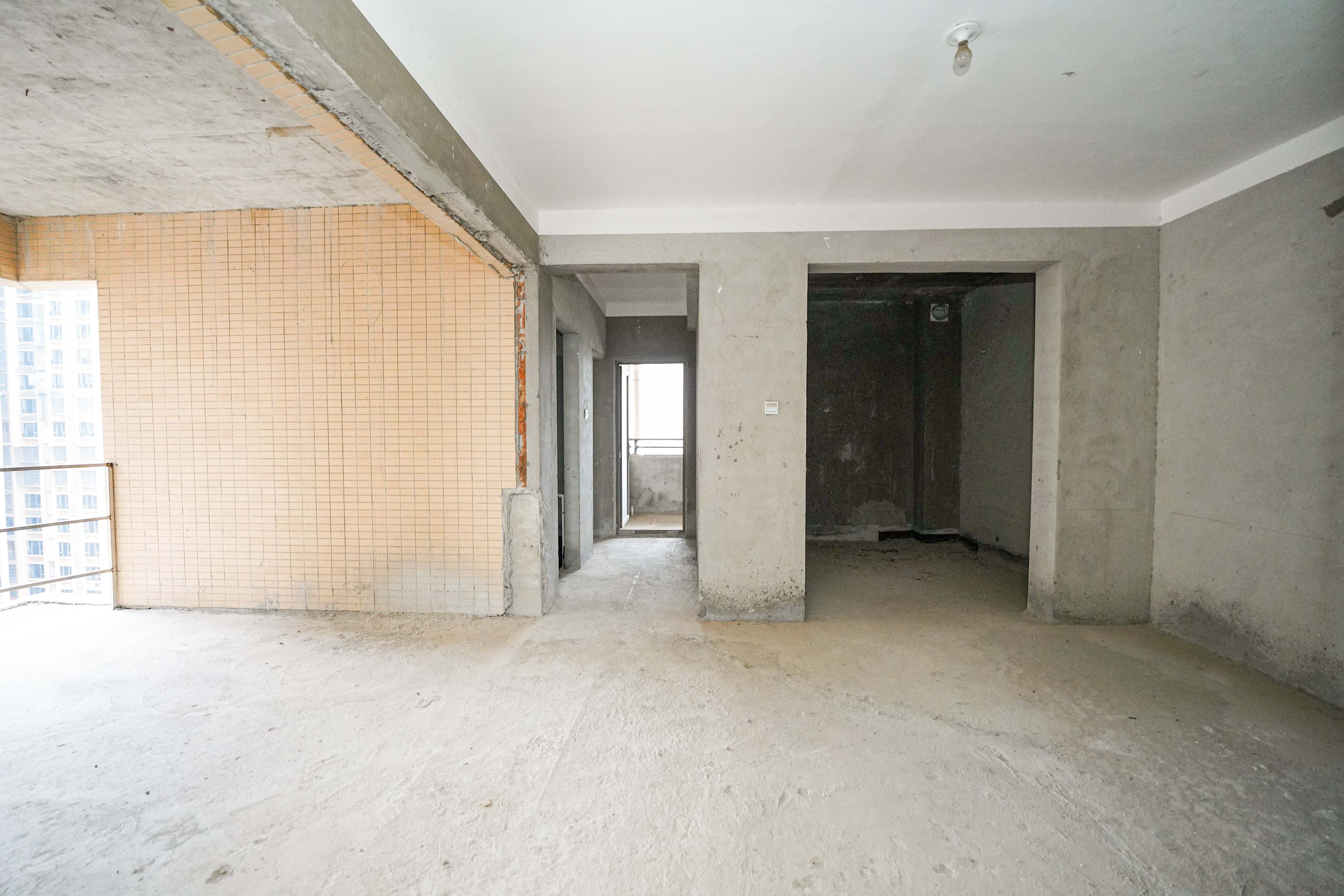 幸福庄园  5室2厅3卫    95.0万 幸福庄园  5室2厅3卫    95.0万客厅