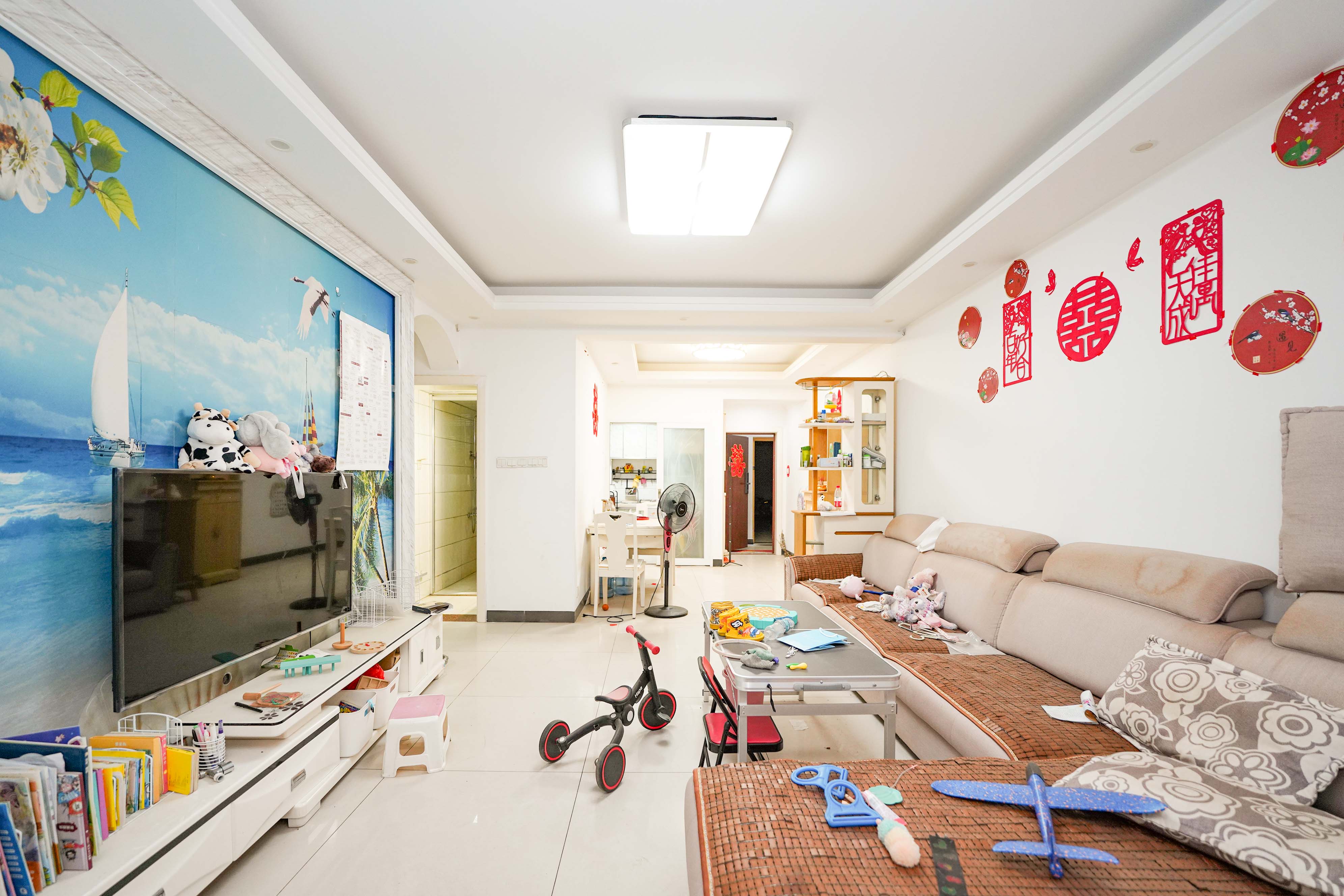 凯富漫城  3室2厅2卫    45.0万 凯富漫城  3室2厅2卫    45.0万客厅