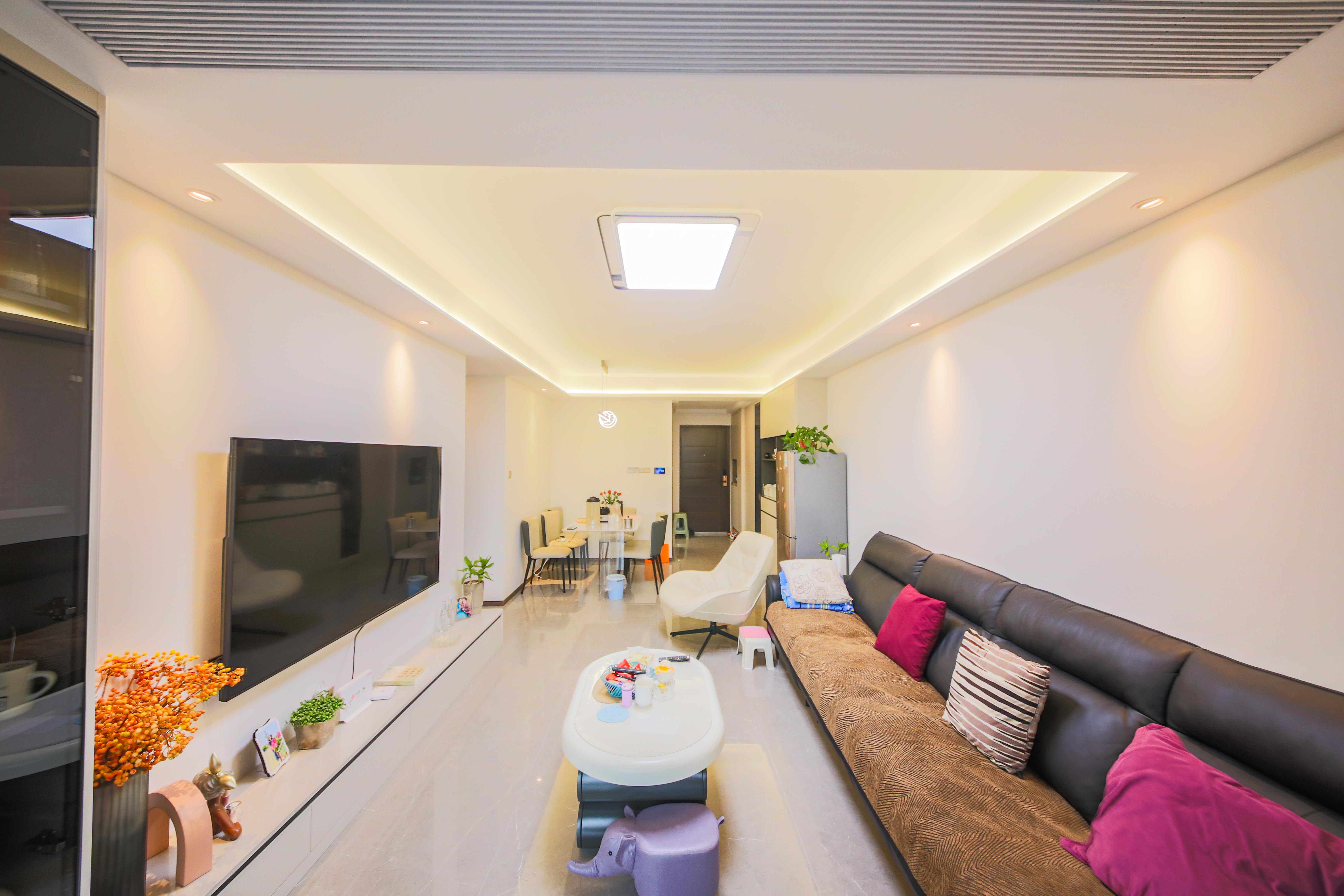 龙湖春江天曜一期 3室2厅2卫 209.5万 龙湖春江天曜一期 3室2厅2卫 209.5万客厅