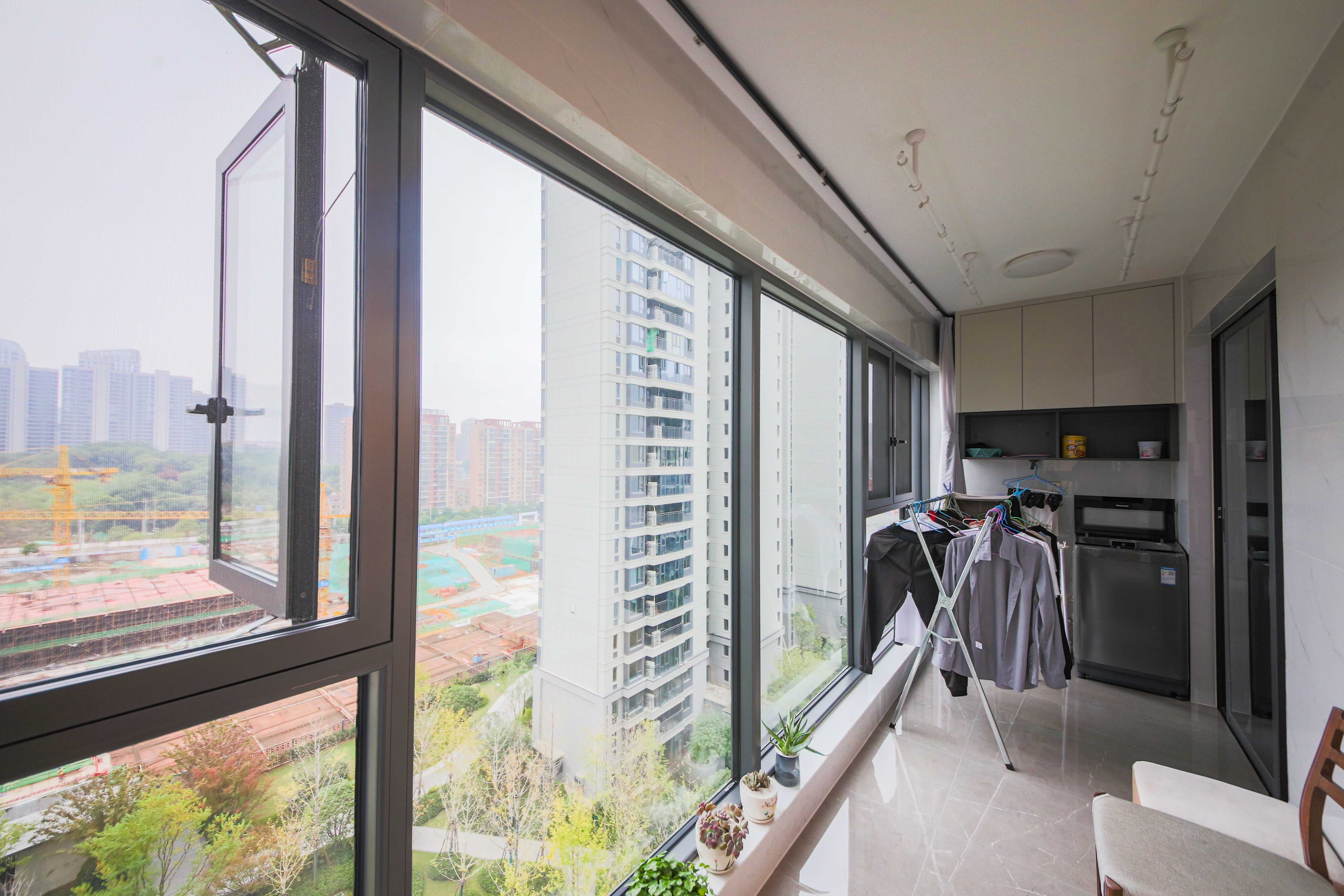 龙湖春江天曜一期 3室2厅2卫 209.5万 龙湖春江天曜一期 3室2厅2卫 209.5万阳台