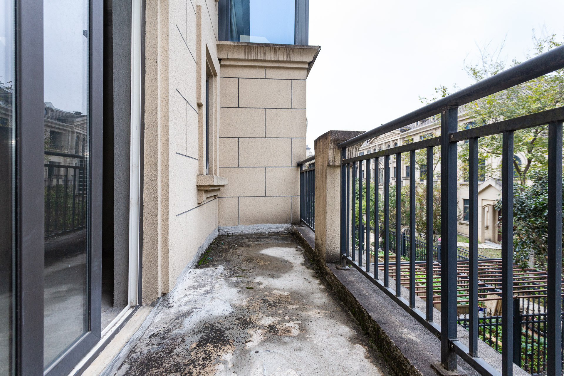 山与墅 4室2厅2卫 260.0万 山与墅 4室2厅2卫 260.0万阳台