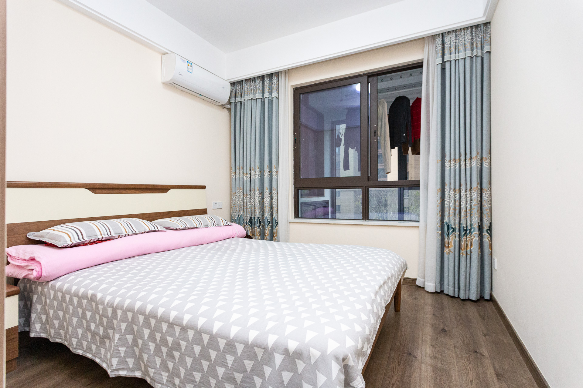 龙湖璟宸原著(龙湖紫宸) 4室2厅2卫 139.0万 龙湖璟宸原著(龙湖紫宸) 4室2厅2卫 139.0万卧室