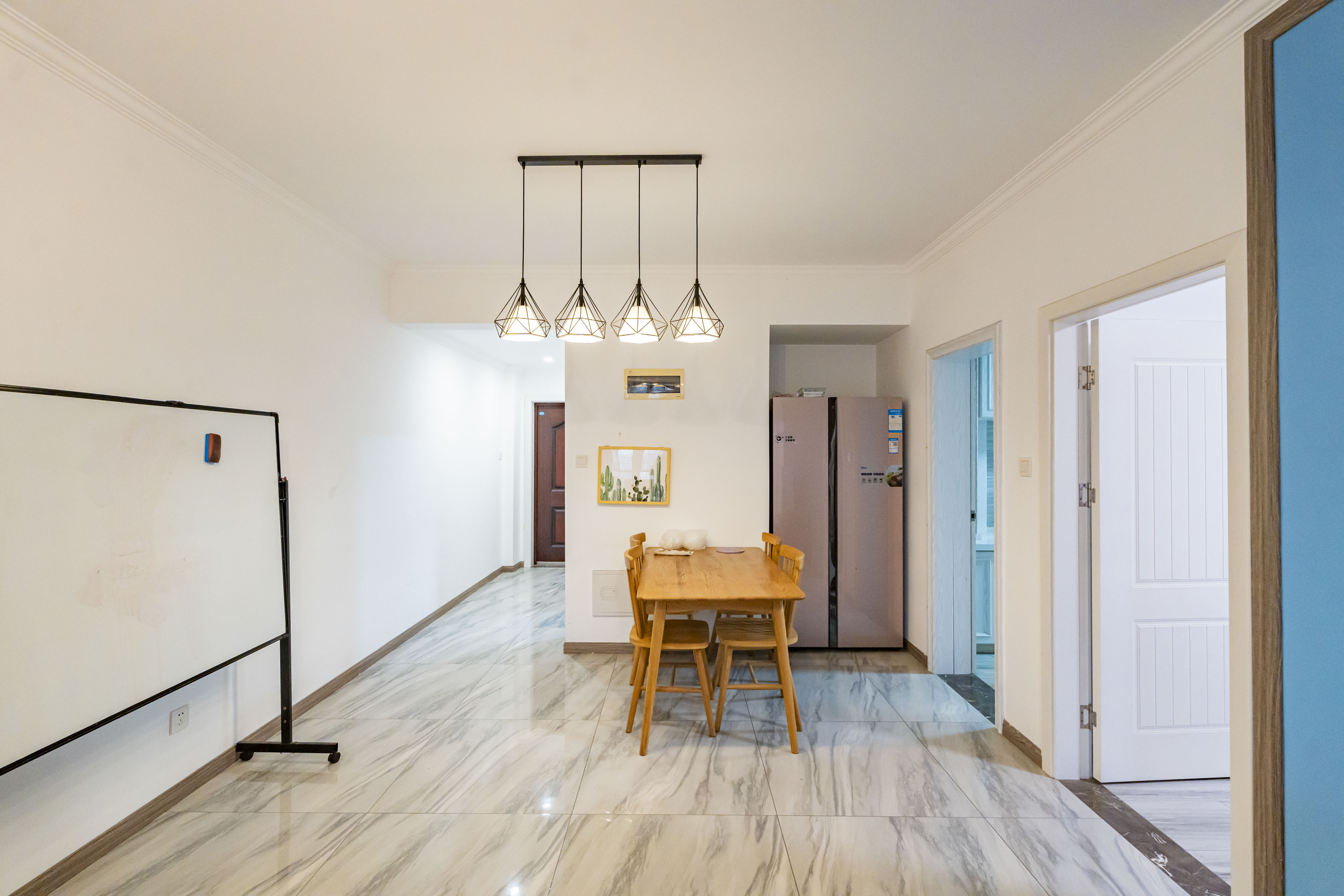 悦湖山  4室2厅1卫    80.0万 悦湖山  4室2厅1卫    80.0万客厅