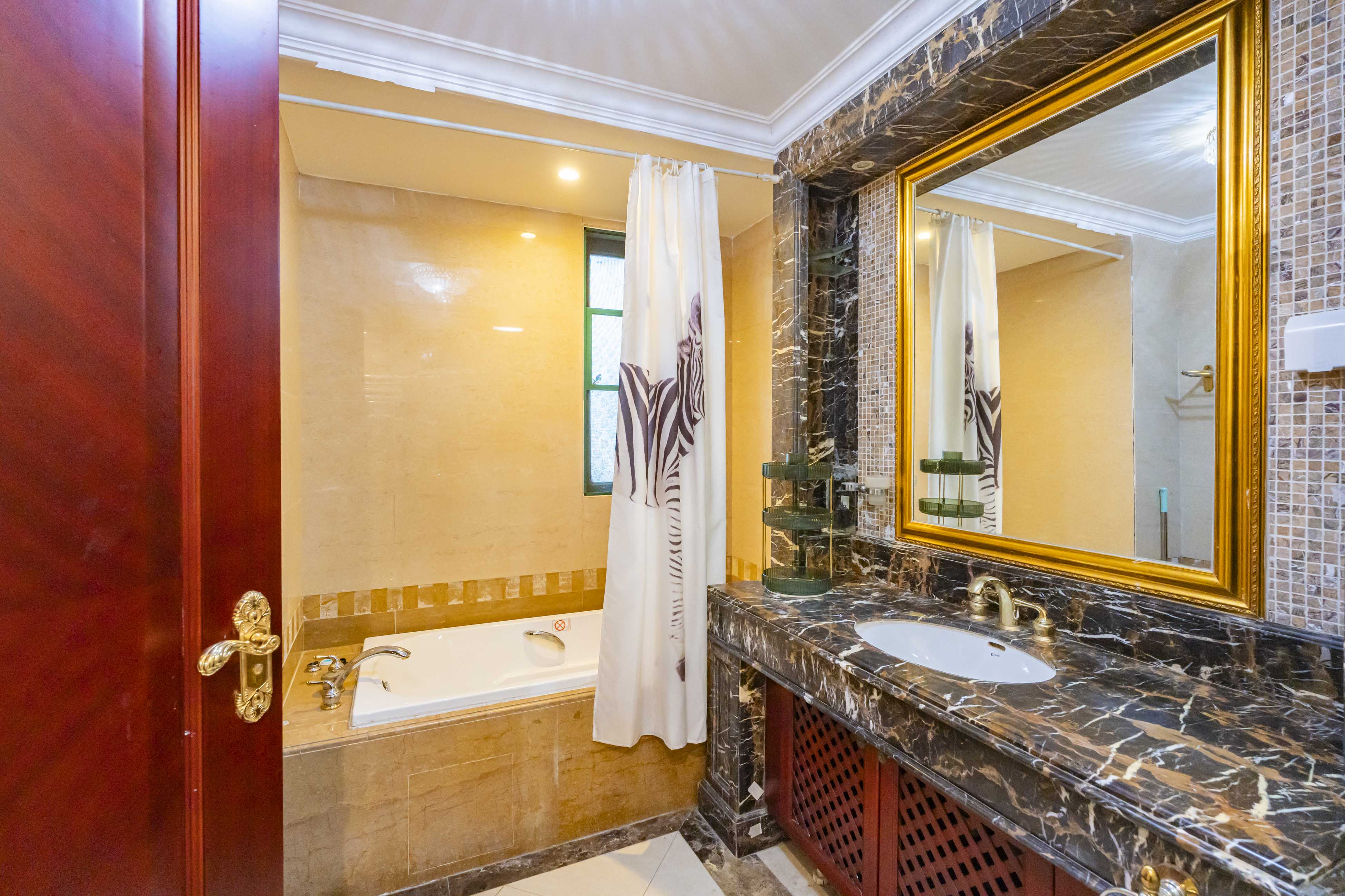 恒大雅苑 4室2厅2卫 198.0万 恒大雅苑 4室2厅2卫 198.0万卫生间