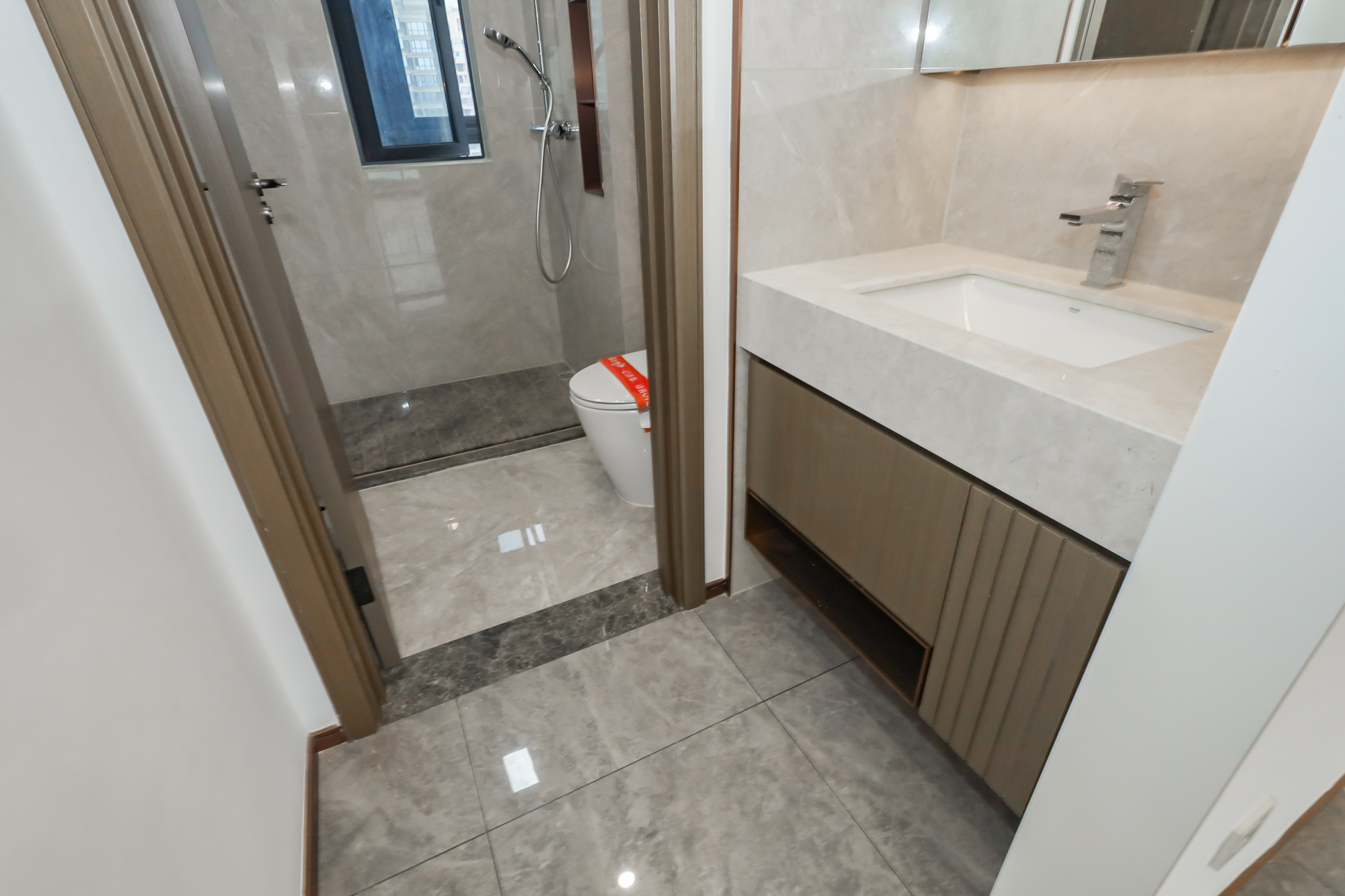 滨江府1913 4室2厅3卫 430.0万 滨江府1913 4室2厅3卫 430.0万卫生间