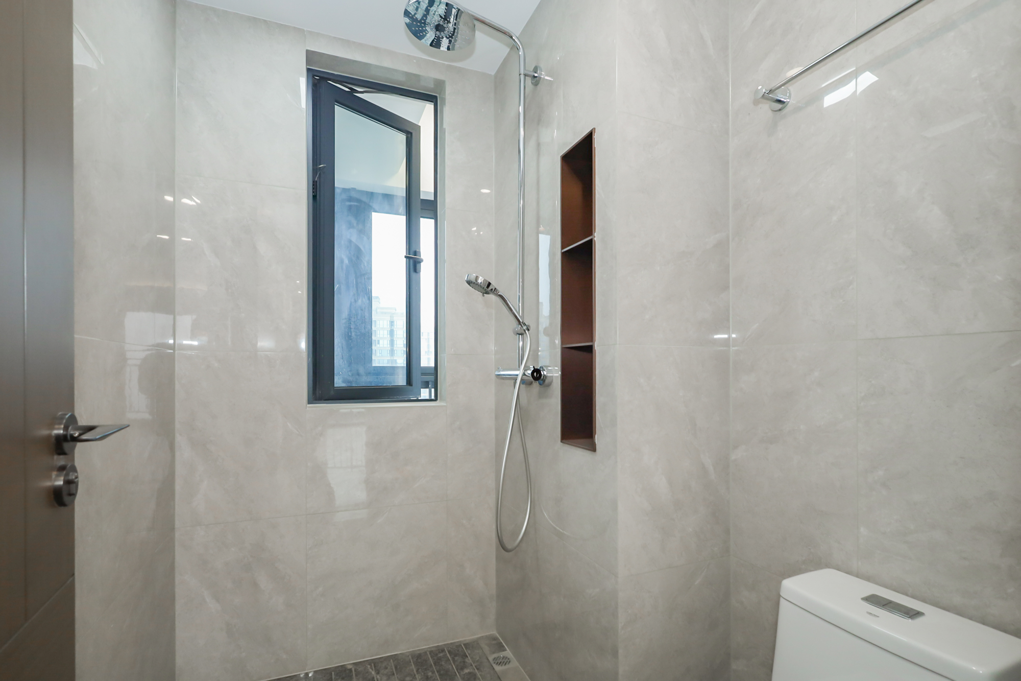 滨江府1913 4室2厅3卫 430.0万 滨江府1913 4室2厅3卫 430.0万卫生间