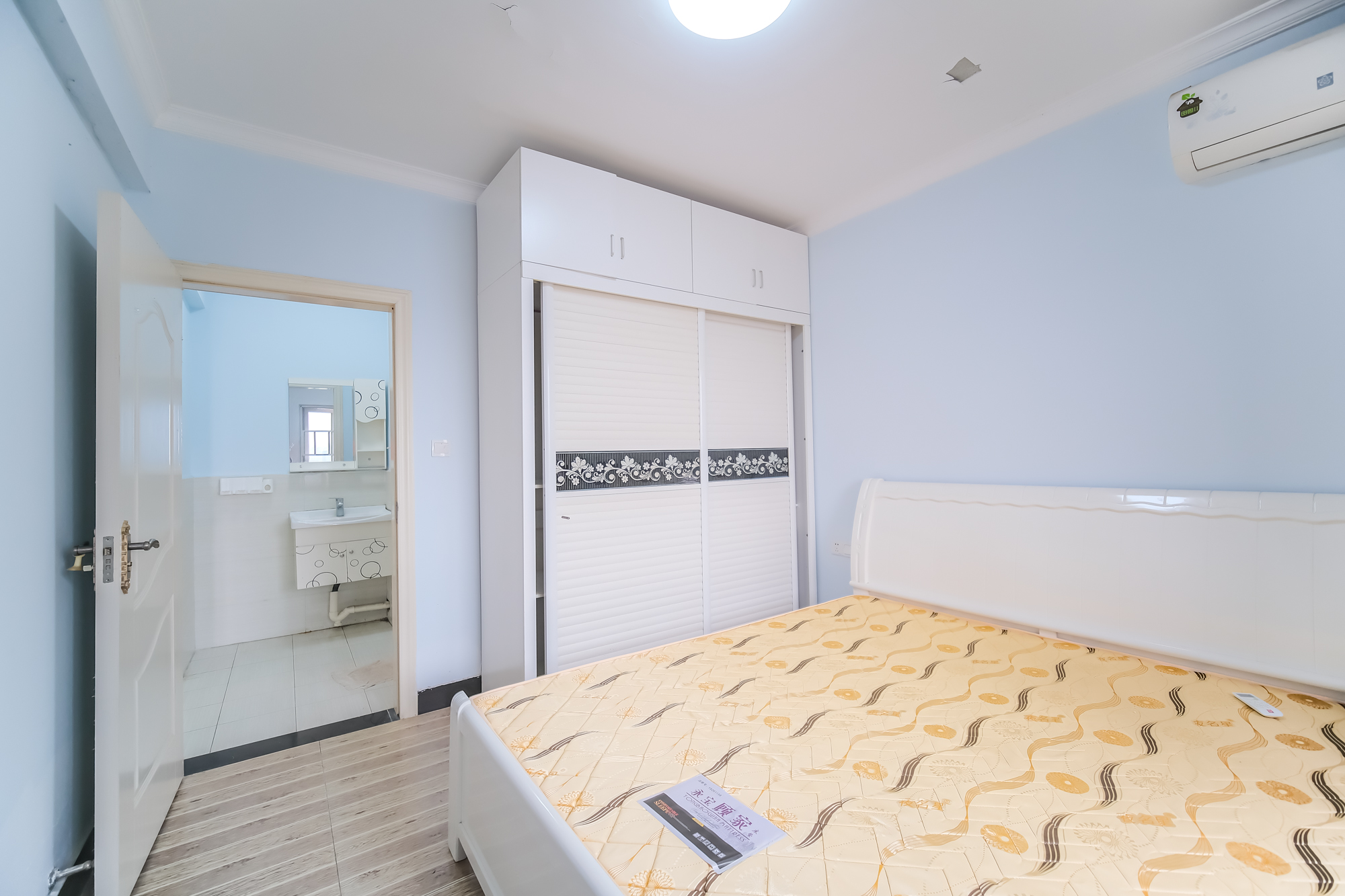 荣盛花语城 2室2厅1卫 49.8万 荣盛花语城 2室2厅1卫 49.8万卧室