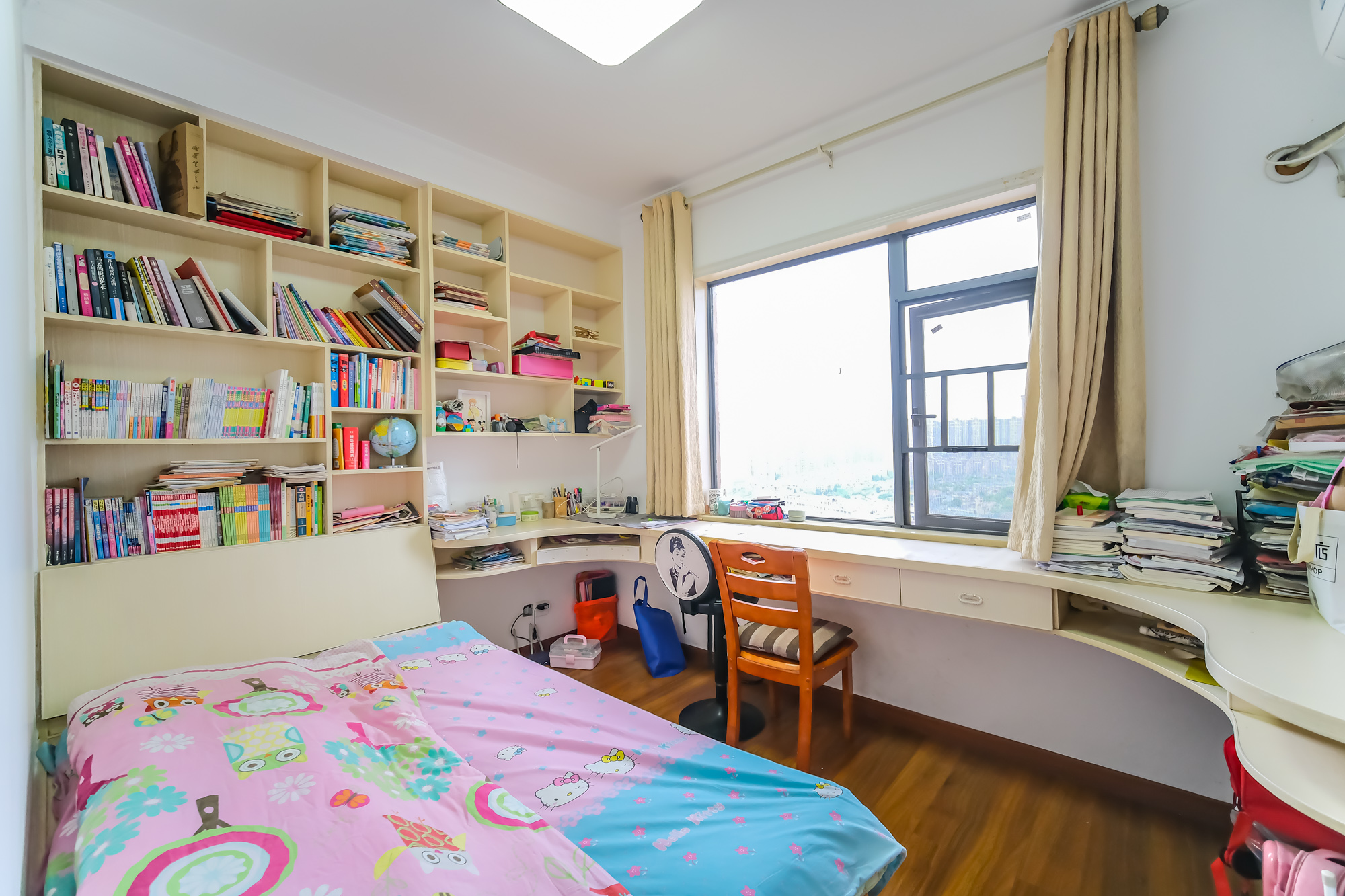 月亮湾草莓街区一、二期 4室2厅1卫 68.8万 月亮湾草莓街区一、二期 4室2厅1卫 68.8万卧室