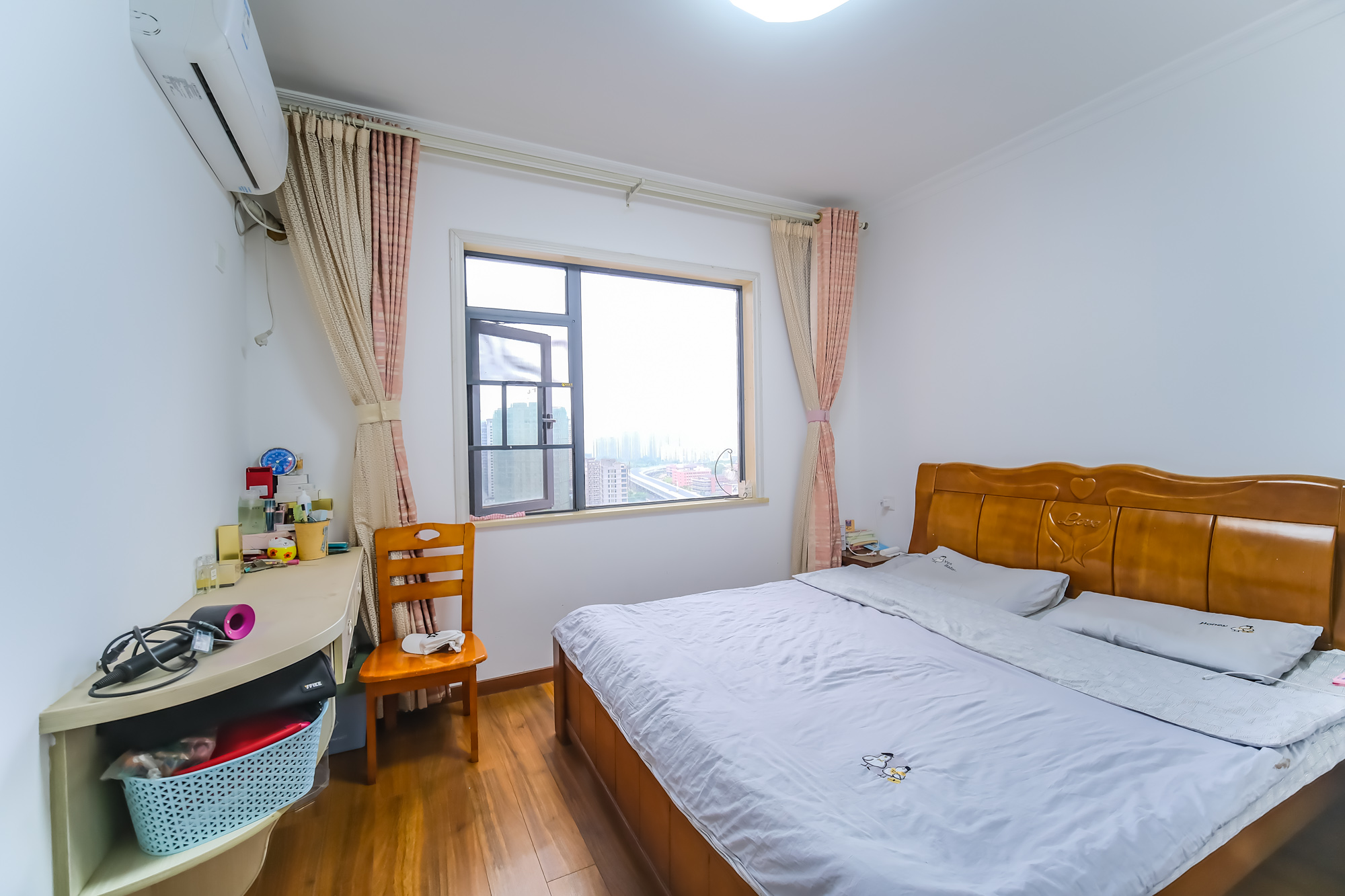 月亮湾草莓街区一、二期 4室2厅1卫 68.8万 月亮湾草莓街区一、二期 4室2厅1卫 68.8万卧室