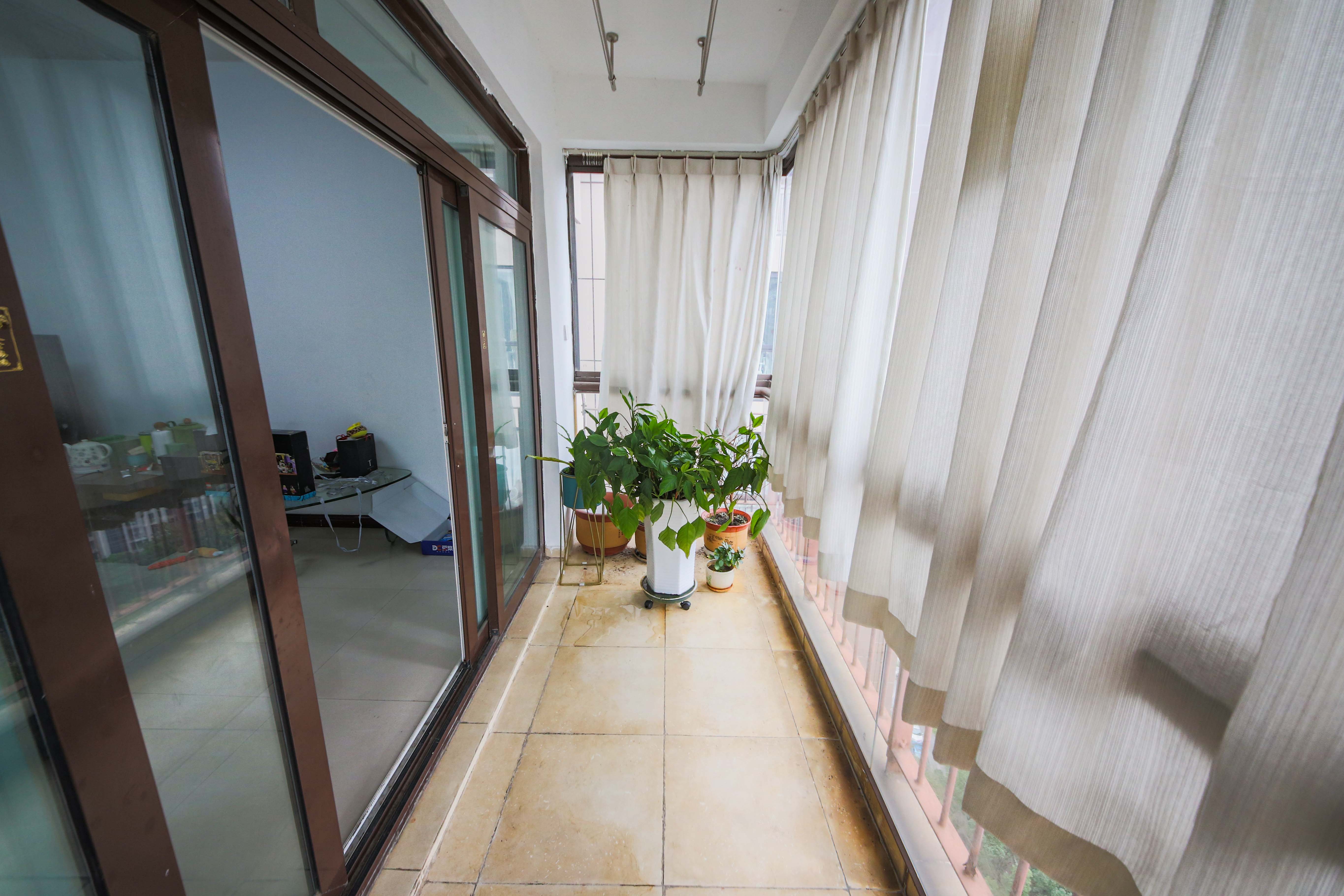 HC新城（建工集团单位房）  3室2厅2卫   166.00万阳台