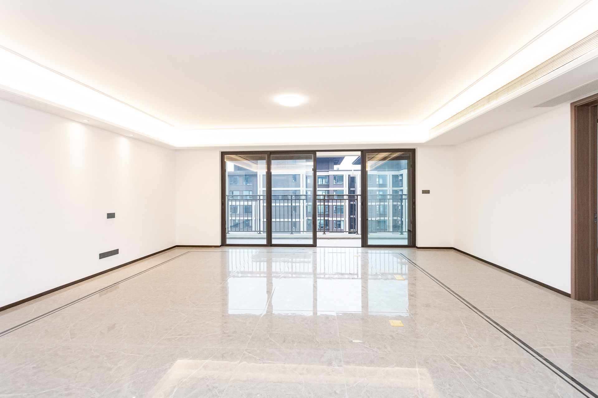 时代建发和著  4室2厅3卫    329.8万 时代建发和著  4室2厅3卫    329.8万客厅