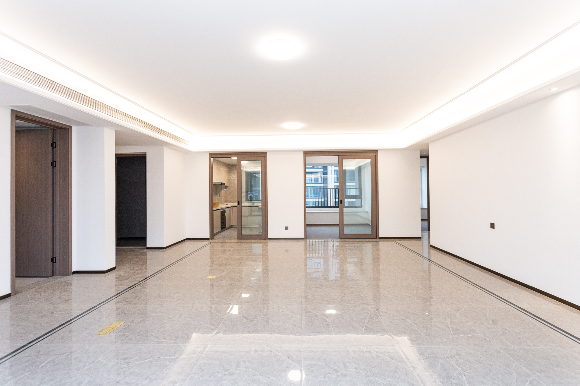 时代建发和著  4室2厅3卫    329.8万 时代建发和著  4室2厅3卫    329.8万客厅