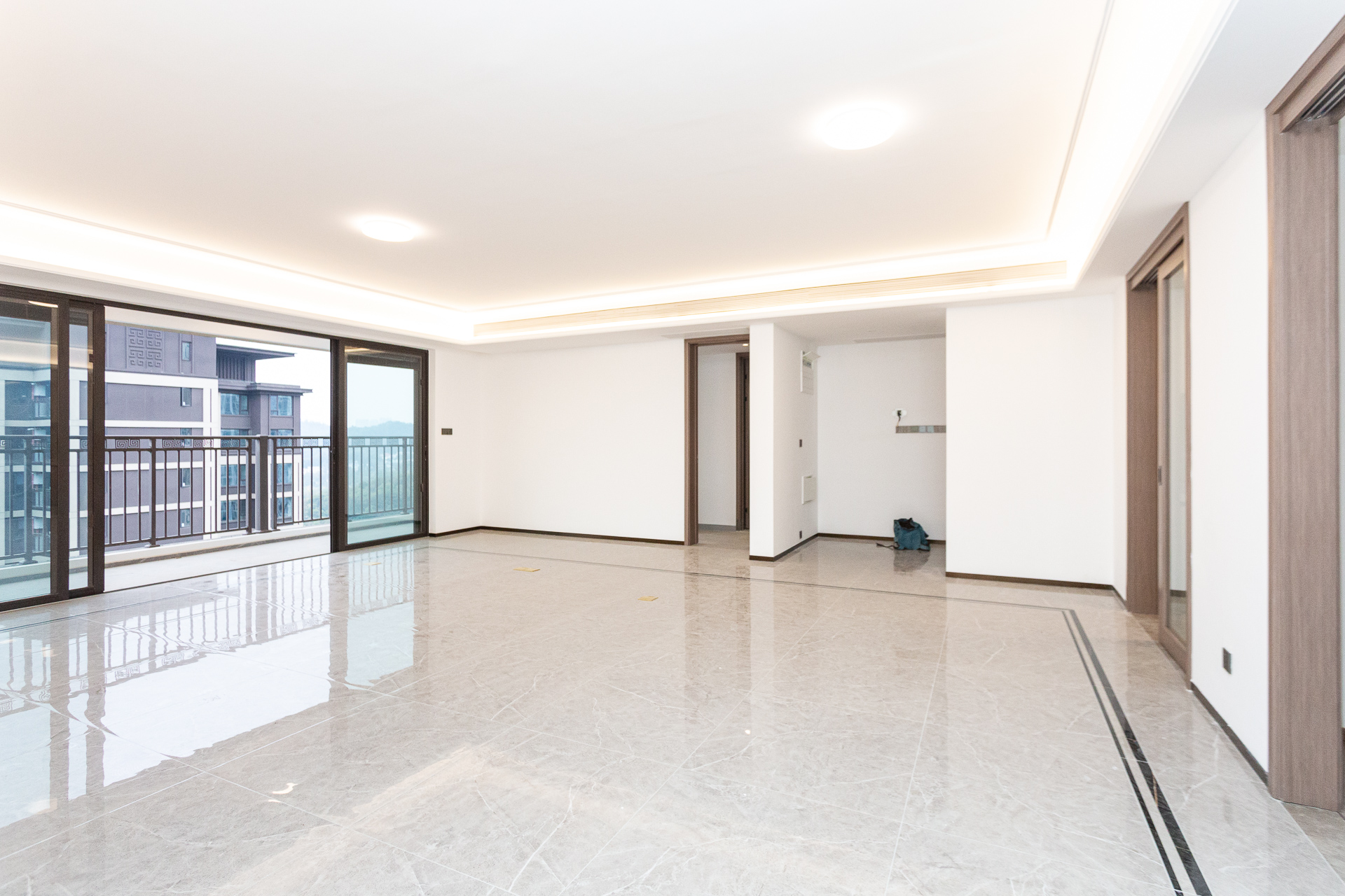 时代建发和著  4室2厅3卫    329.8万 时代建发和著  4室2厅3卫    329.8万客厅