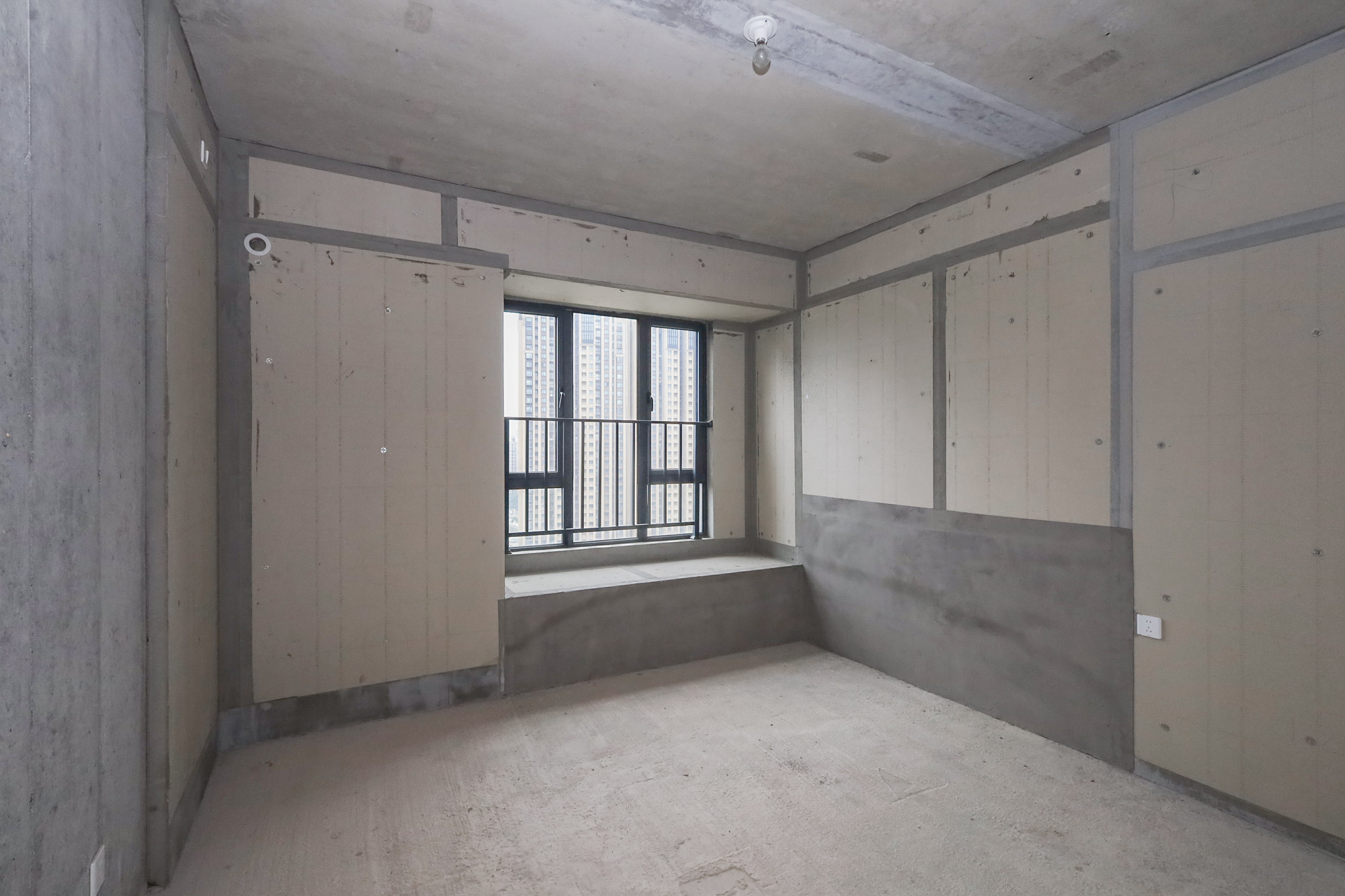 轨道中建麓江府  4室2厅2卫   235.00万卧室