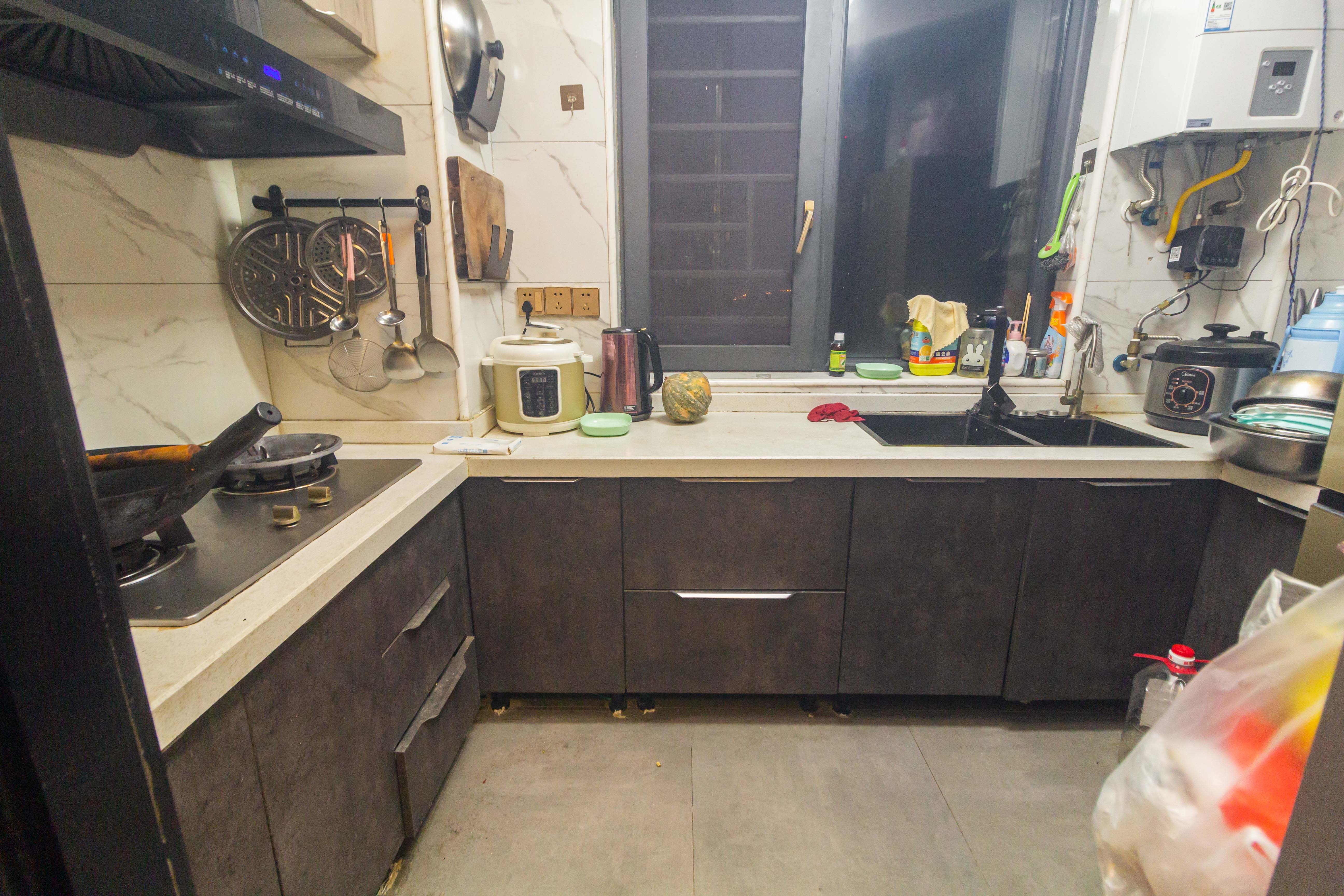 东方美地  4室2厅2卫    110.0万厨房