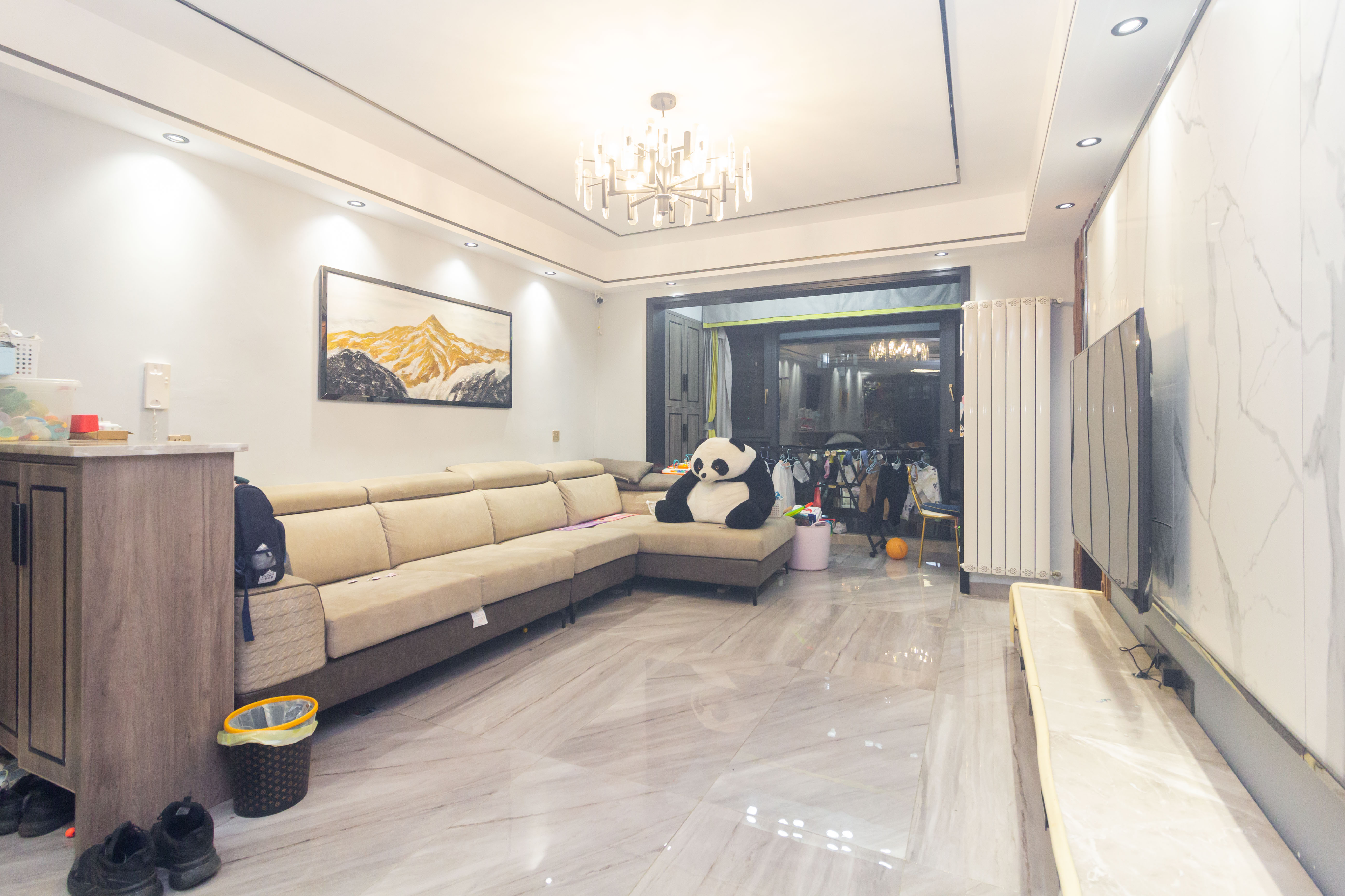 东方美地  4室2厅2卫    110.0万客厅