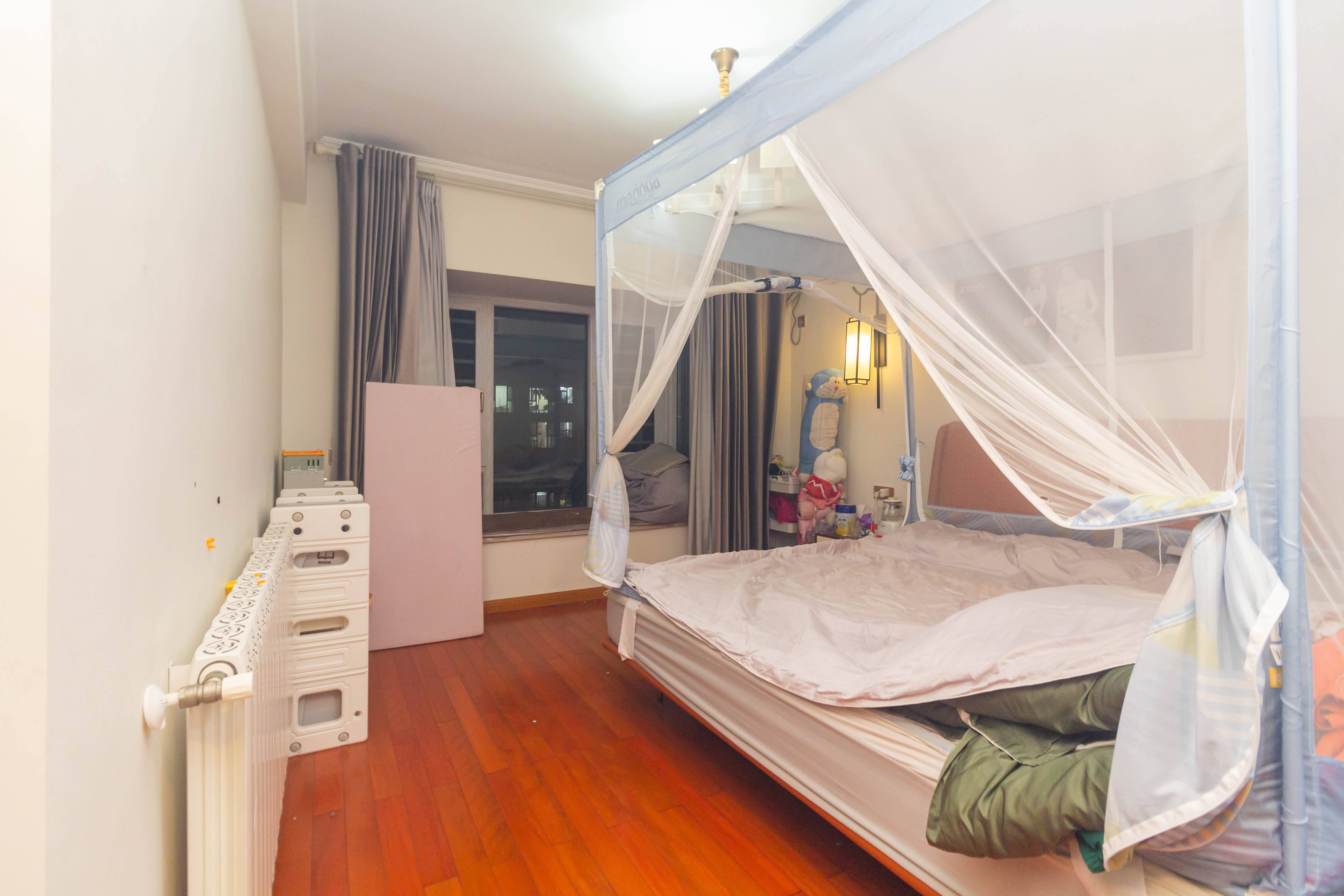 东方美地  4室2厅2卫    110.0万卧室