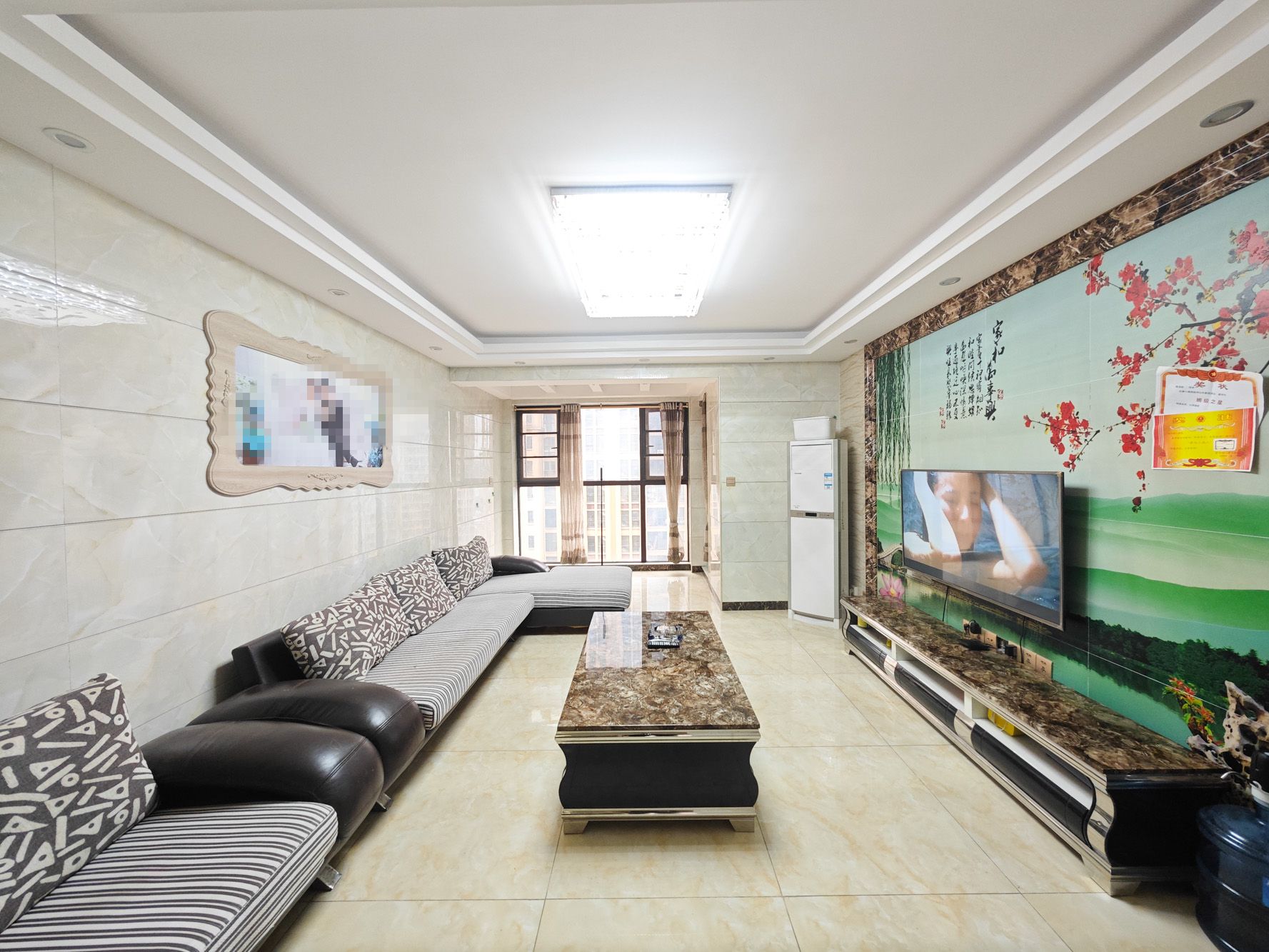 欧莱雅郡 4室2厅2卫 98.0万 欧莱雅郡 4室2厅2卫 98.0万客厅