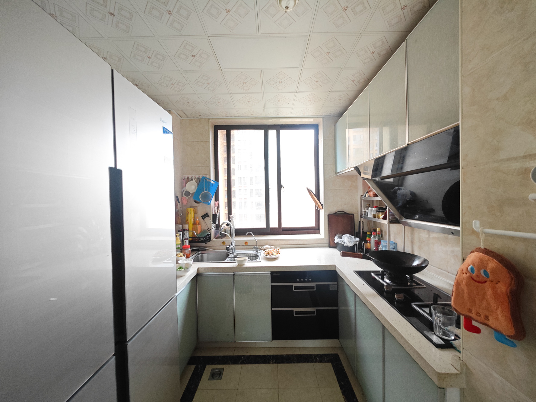 欧莱雅郡 4室2厅2卫 98.0万 欧莱雅郡 4室2厅2卫 98.0万厨房