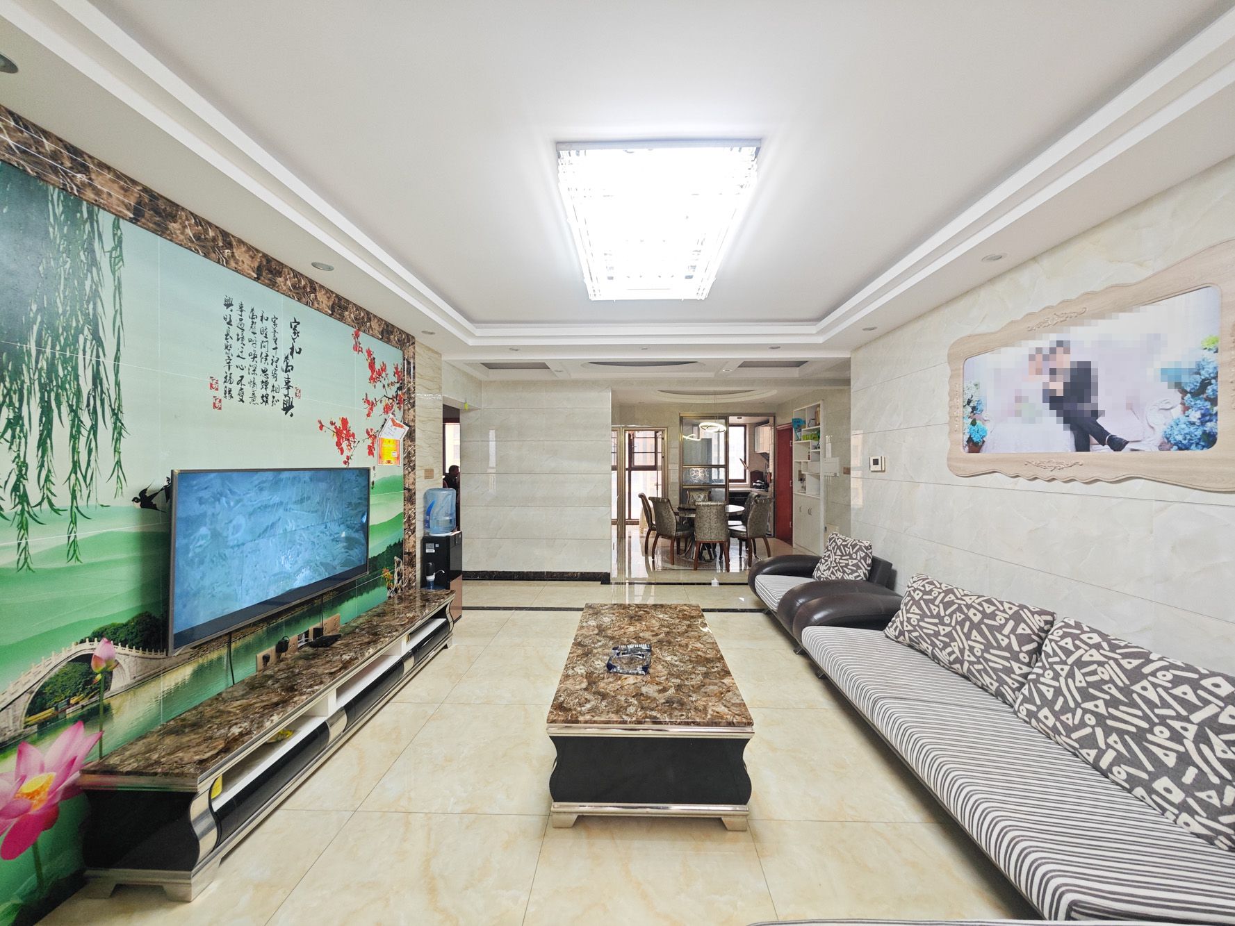 欧莱雅郡 4室2厅2卫 98.0万 欧莱雅郡 4室2厅2卫 98.0万客厅