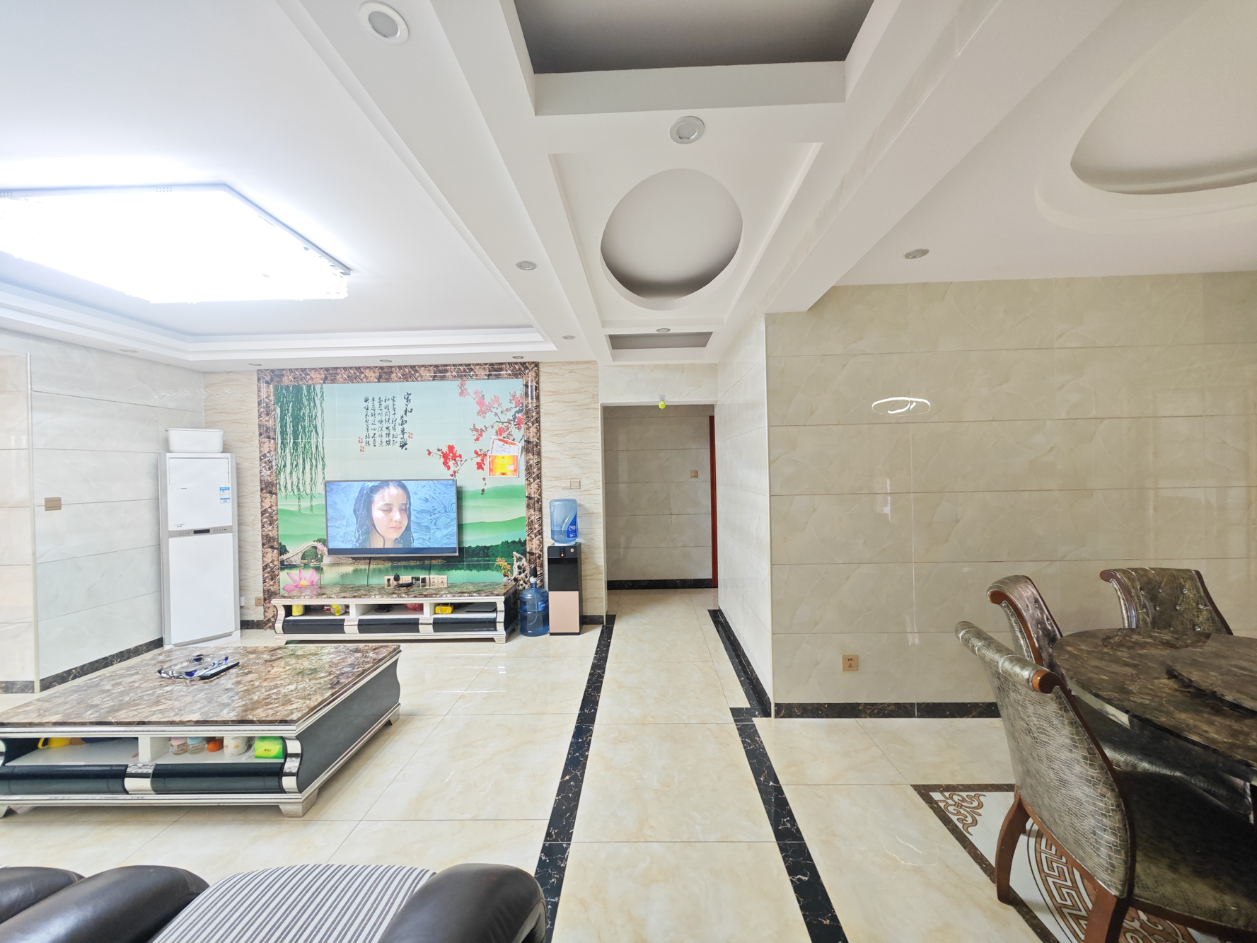 欧莱雅郡 4室2厅2卫 98.0万 欧莱雅郡 4室2厅2卫 98.0万客厅