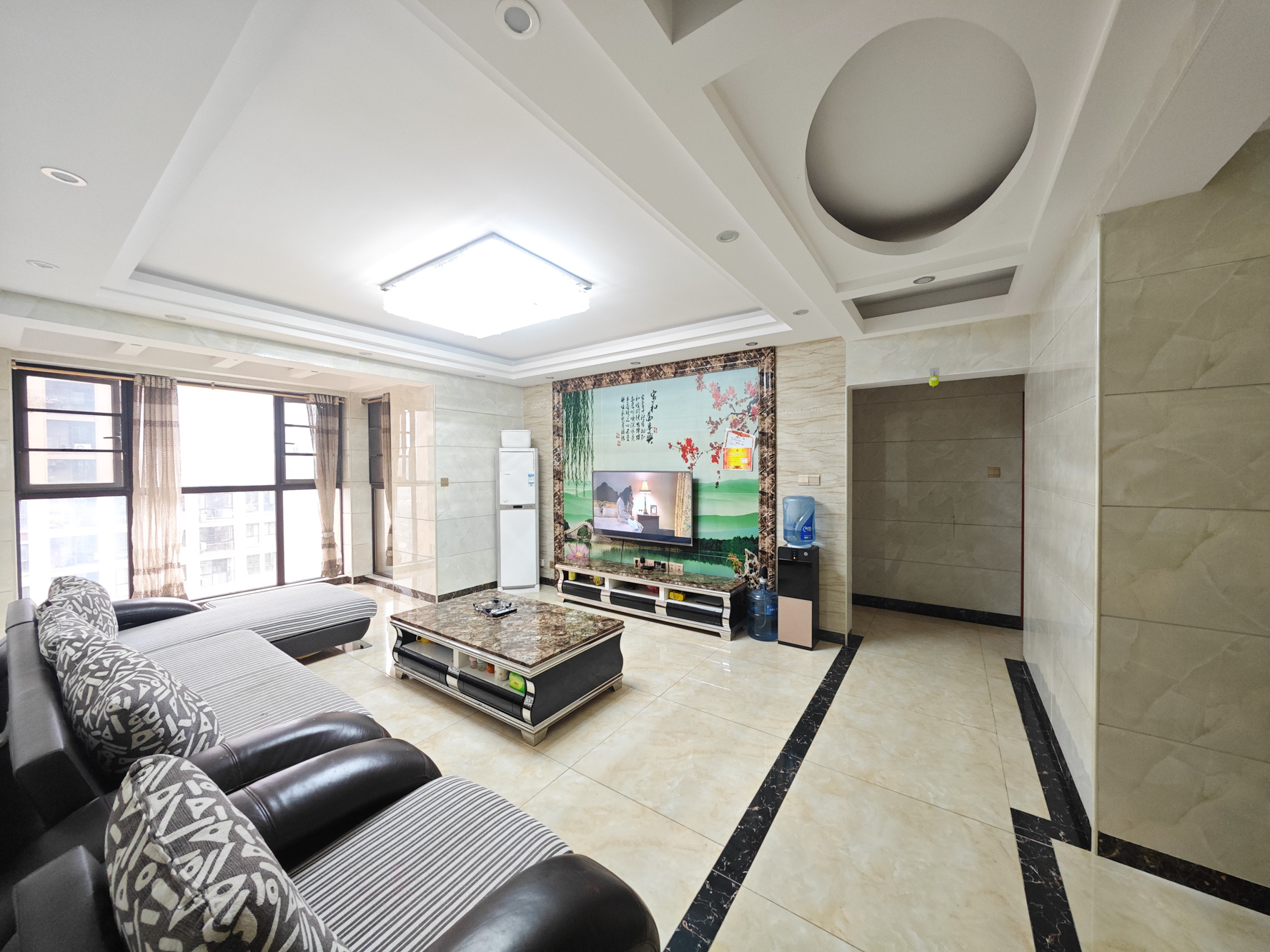 欧莱雅郡 4室2厅2卫 98.0万 欧莱雅郡 4室2厅2卫 98.0万客厅