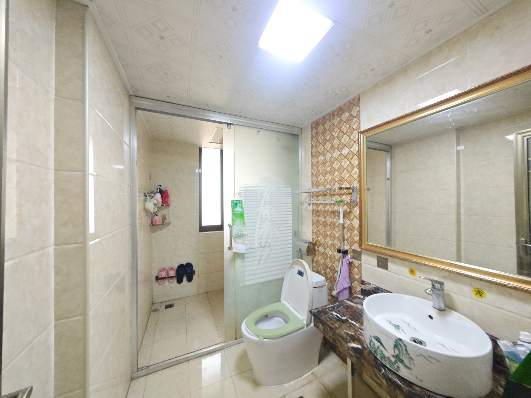 欧莱雅郡 4室2厅2卫 98.0万 欧莱雅郡 4室2厅2卫 98.0万卫生间