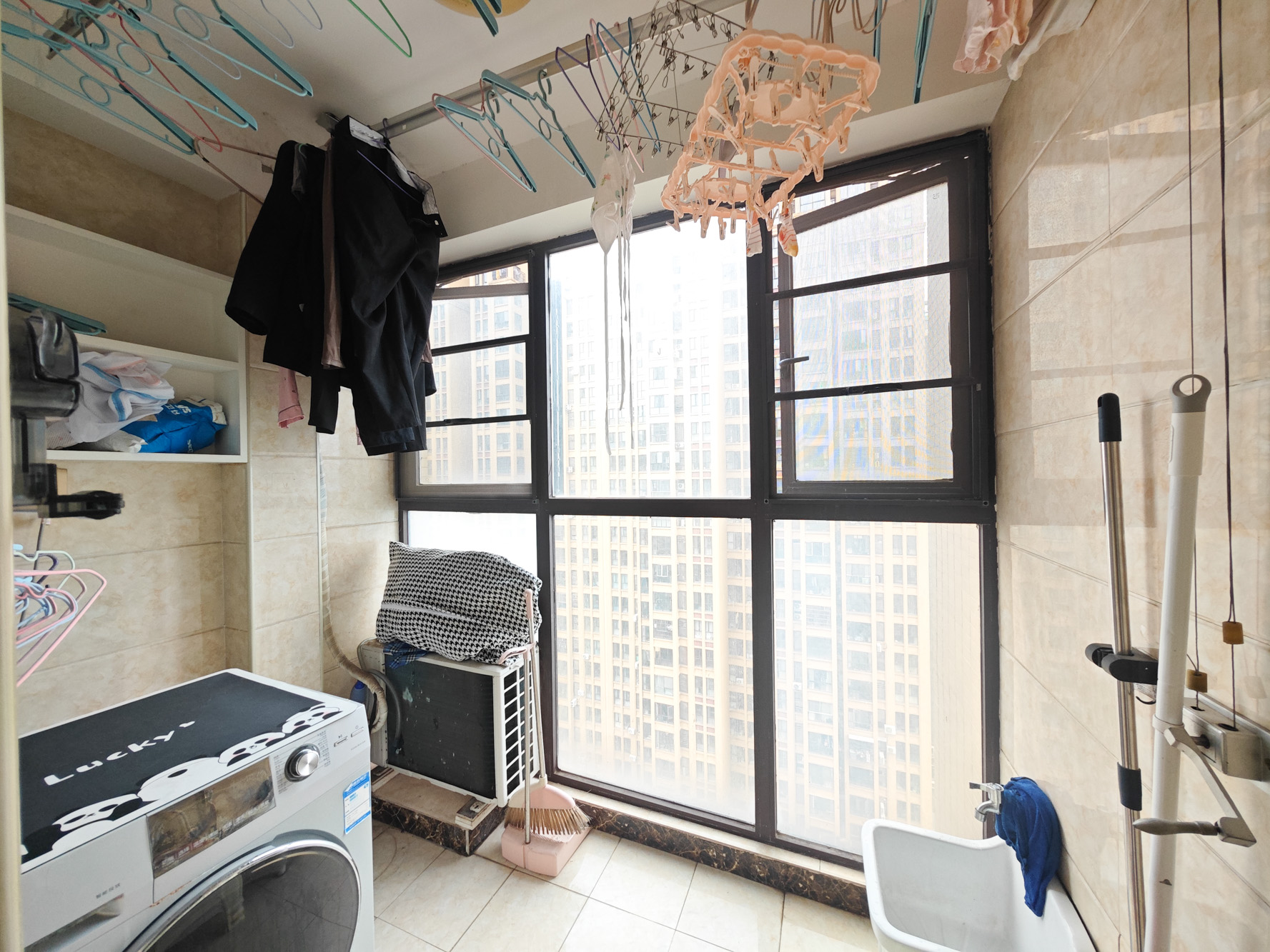 欧莱雅郡 4室2厅2卫 98.0万 欧莱雅郡 4室2厅2卫 98.0万阳台