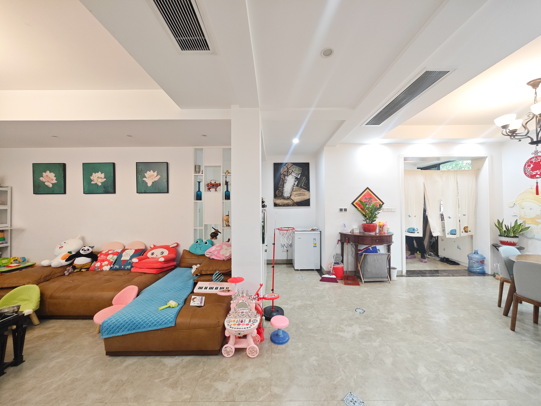 保利城（中航城国际社区、郡原美村）  3室2厅2卫   228.00万客厅