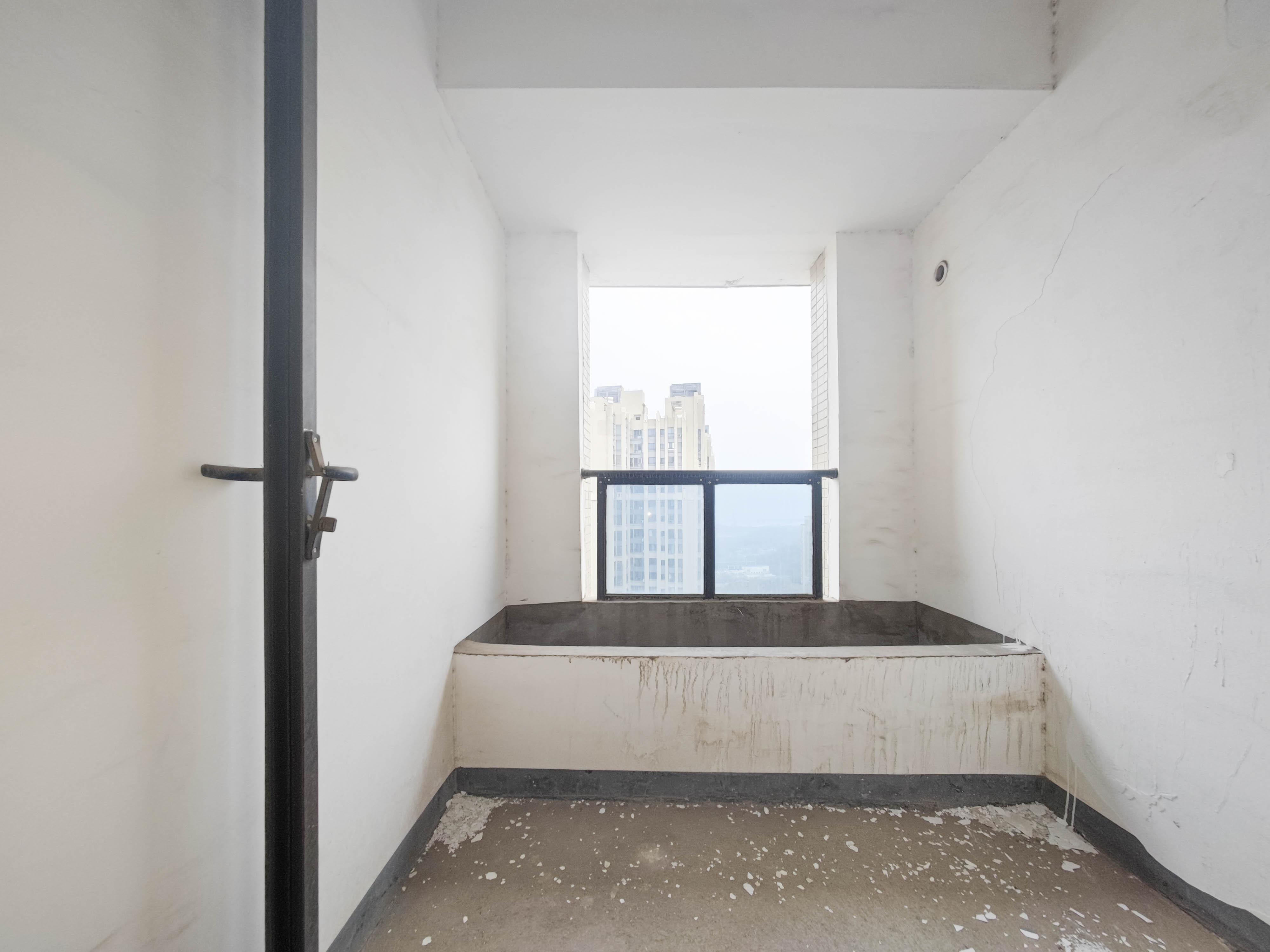 长房半岛蓝湾(观山月)  3室2厅1卫    72.8万 长房半岛蓝湾(观山月)  3室2厅1卫    72.8万阳台