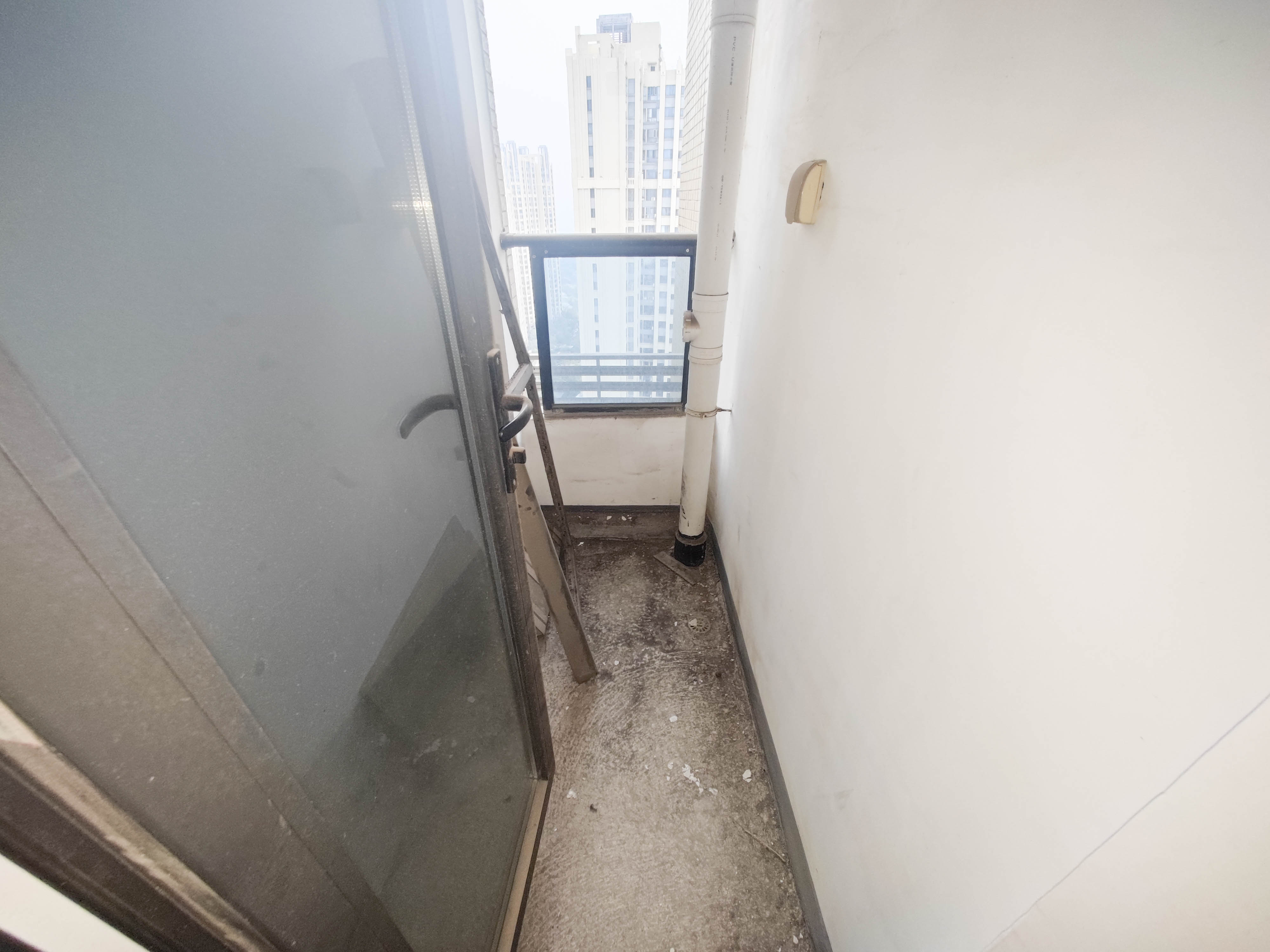 长房半岛蓝湾(观山月)  3室2厅1卫    72.8万 长房半岛蓝湾(观山月)  3室2厅1卫    72.8万阳台