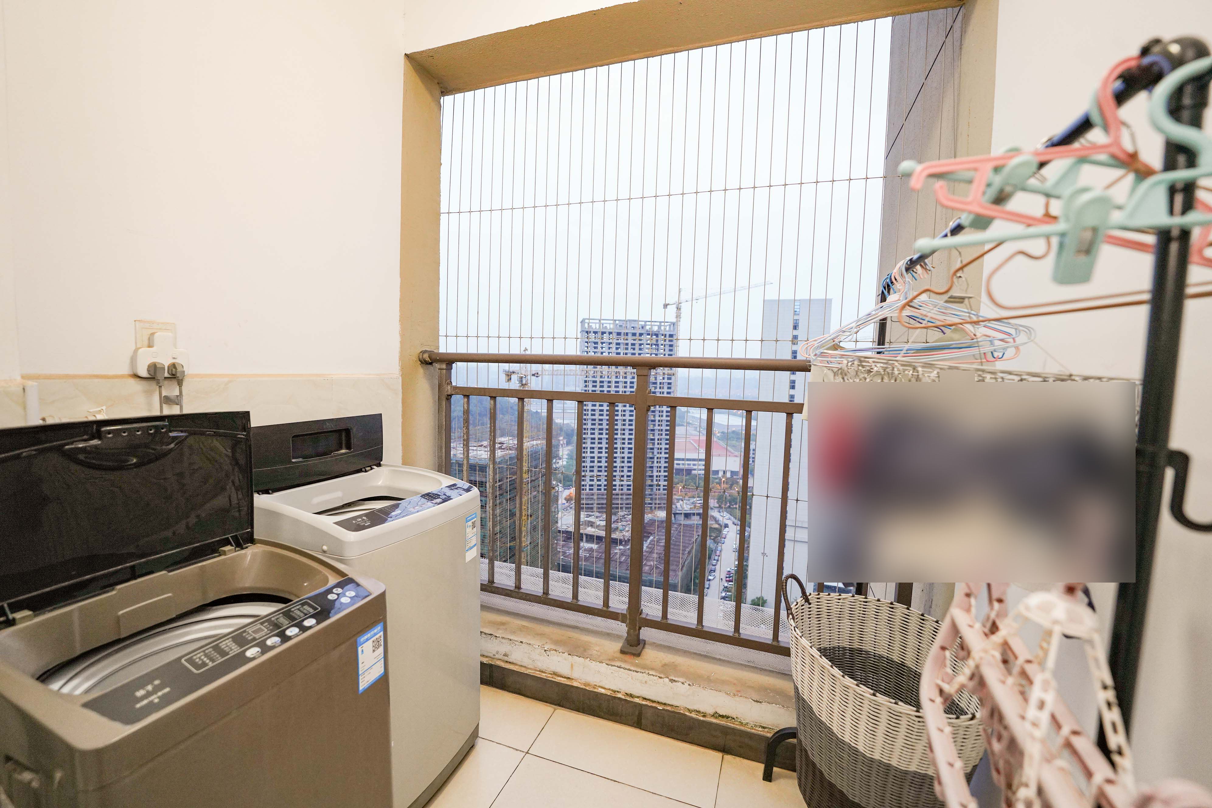 绿地新都会  3室2厅2卫   89.00万阳台