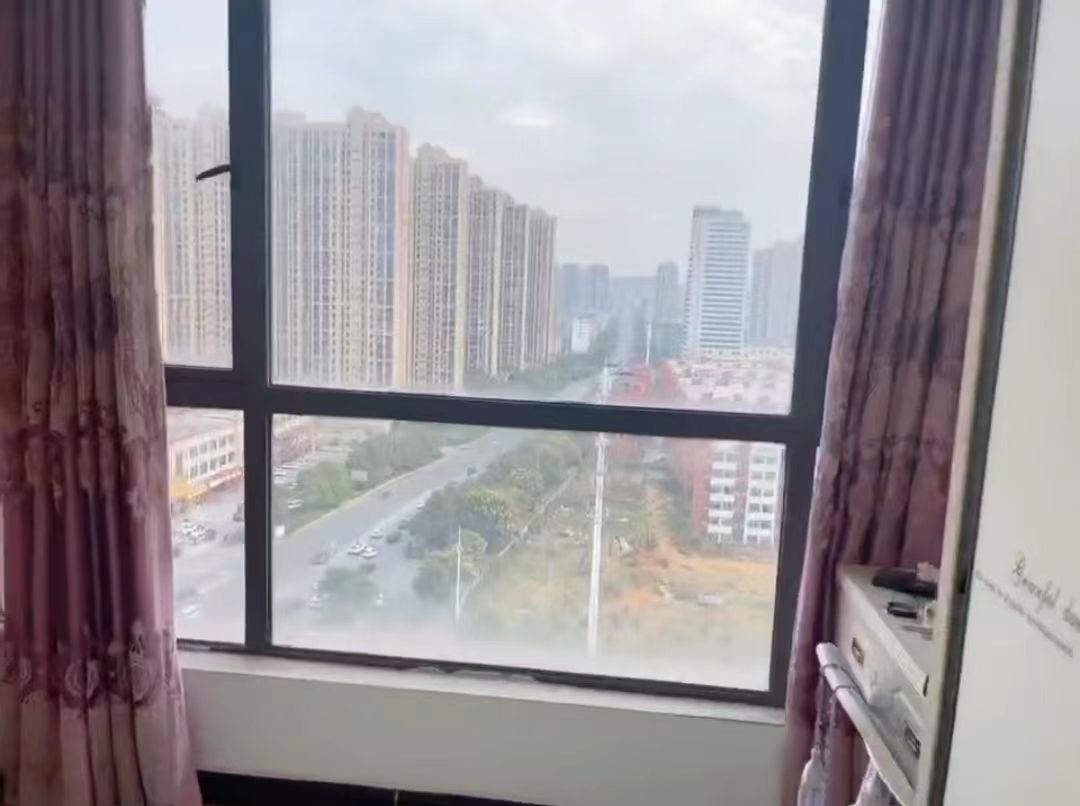 鸿浩达吉星广场(秀石街)  1室1厅1卫    22.8万 鸿浩达吉星广场(秀石街)  1室1厅1卫    22.8万室内图