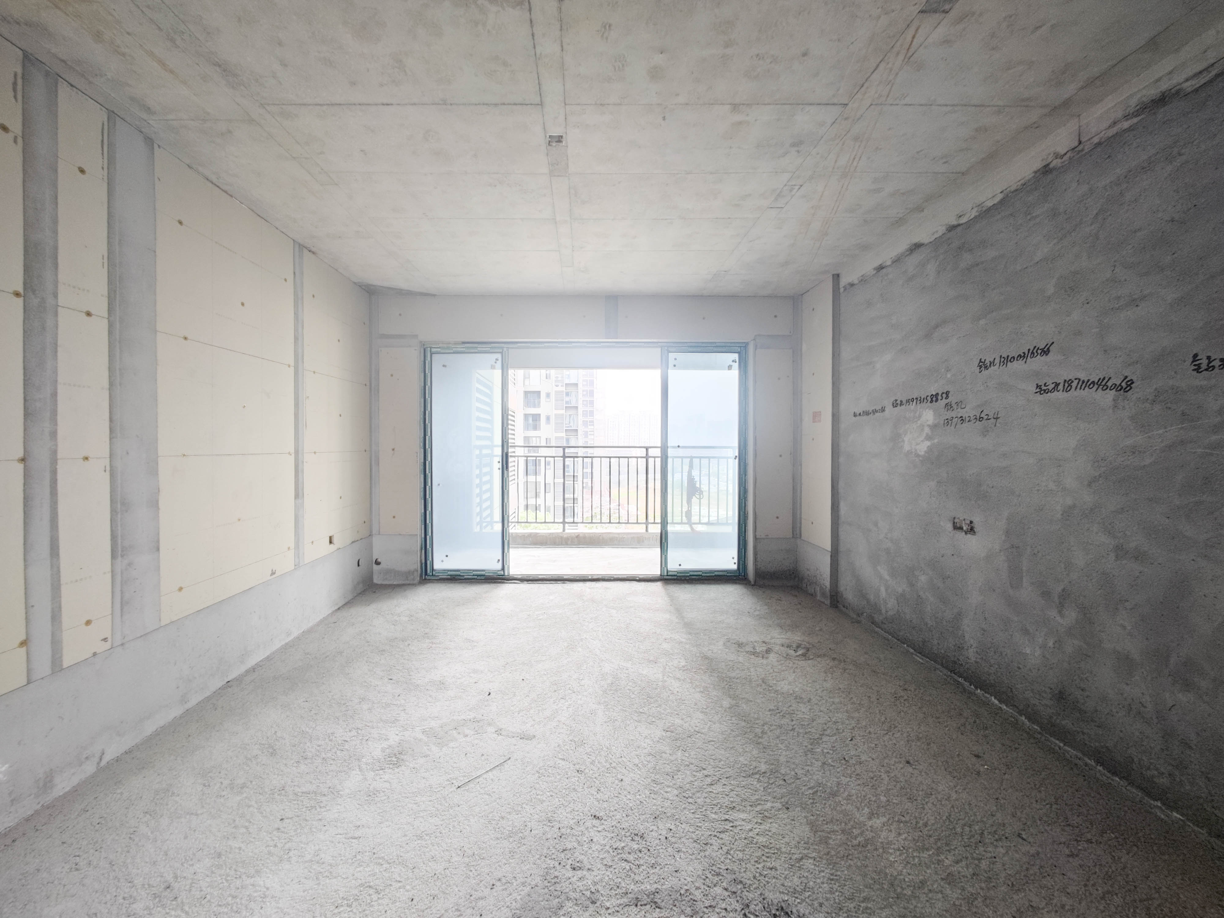 润和星河玥 4室2厅2卫 130.0万 润和星河玥 4室2厅2卫 130.0万客厅