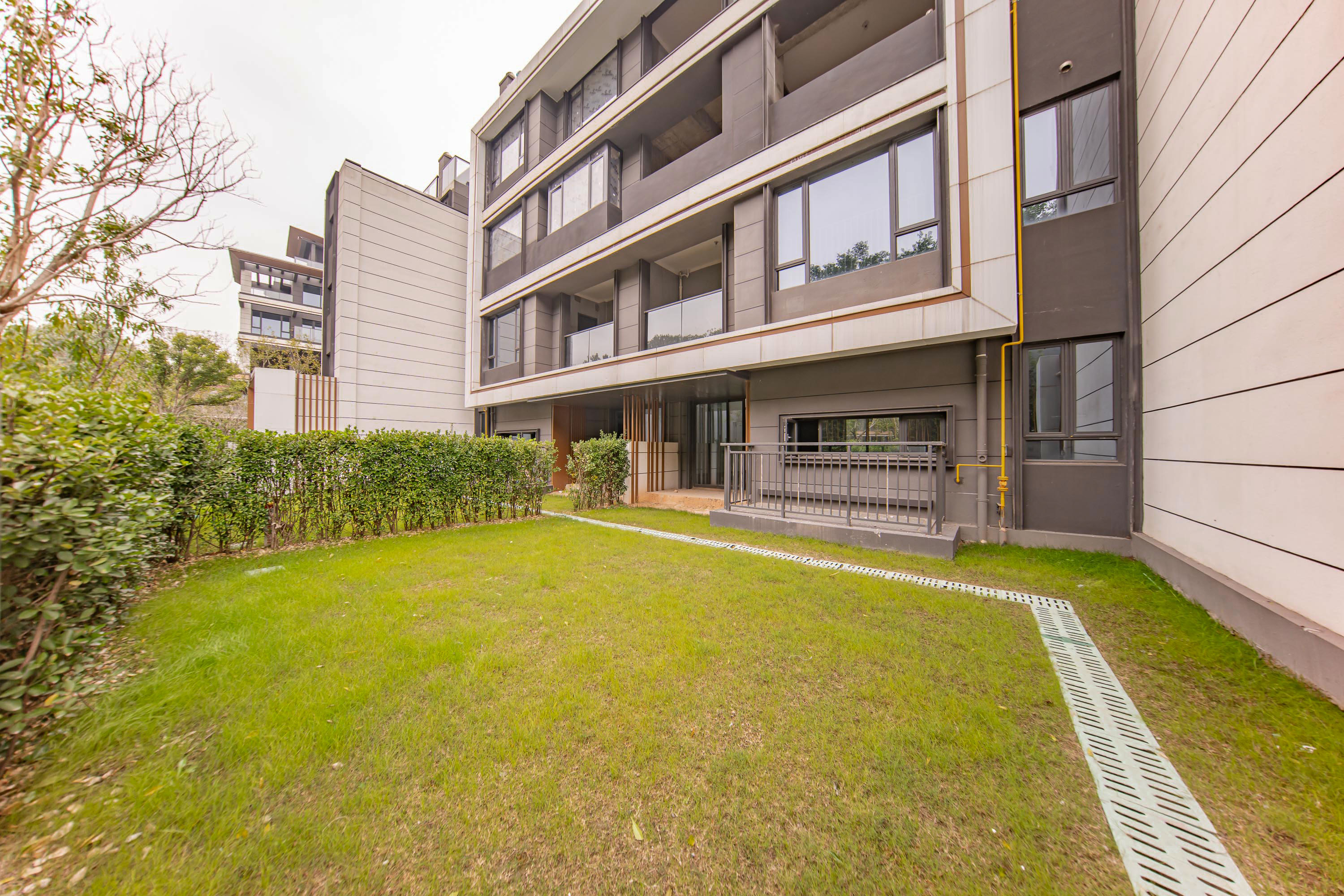 南山天岳  4室2厅3卫   388.00万其他