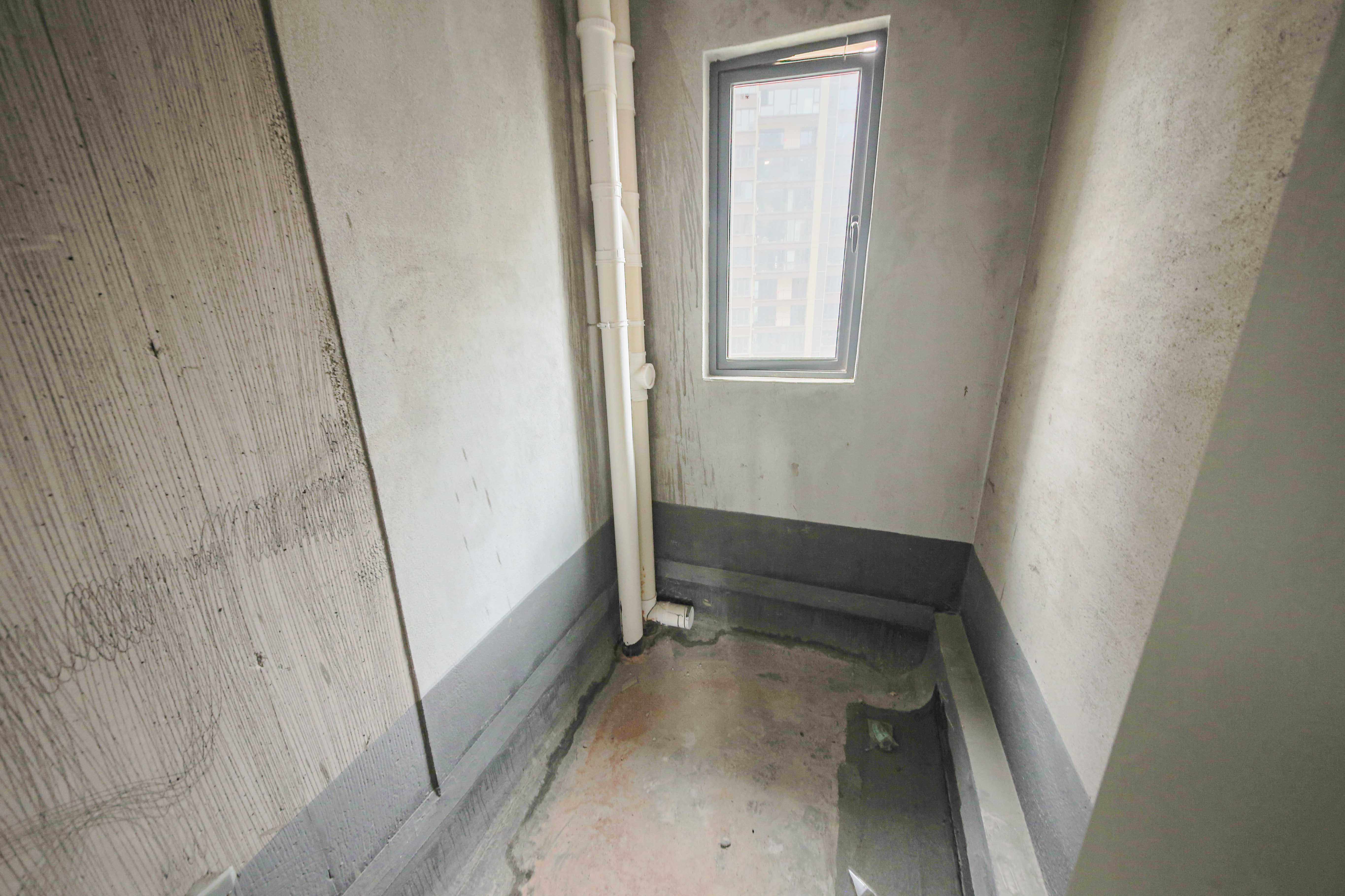 中建钰和城  4室2厅2卫   205.00万卫生间
