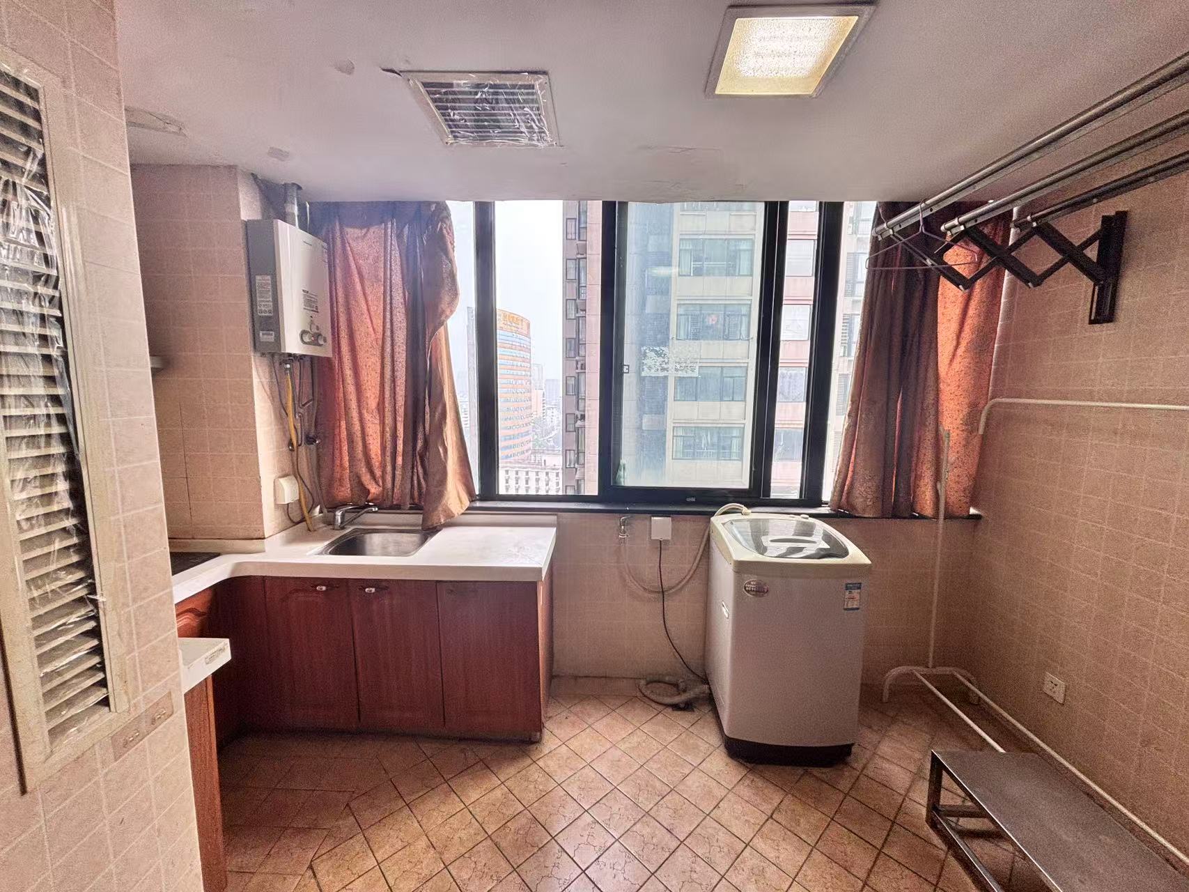 中央商业广场 1室1厅1卫 1300.0元/月 中央商业广场 1室1厅1卫 1300.0元/月室内图