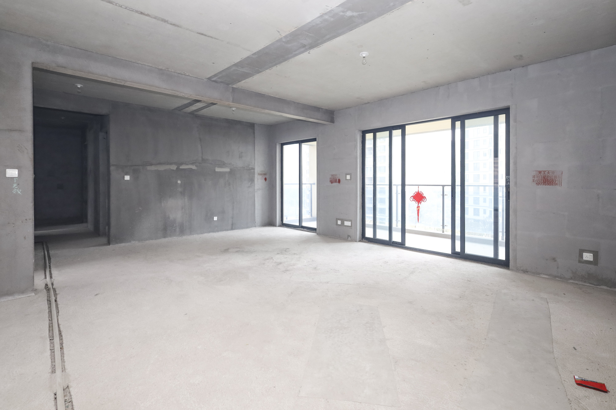 地铁中建江山玖樾  4室2厅2卫   186.00万客厅