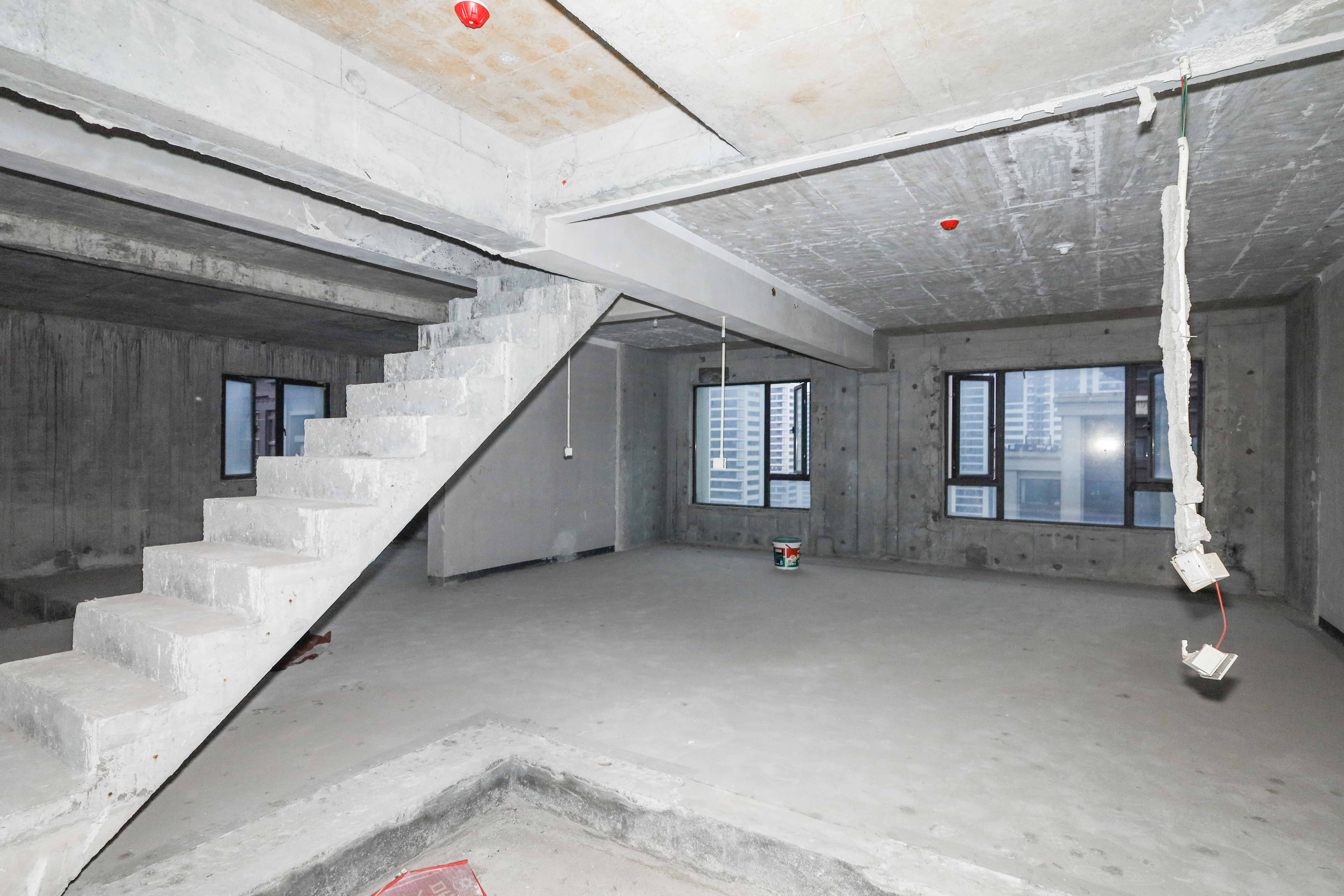 建发央著  6室2厅4卫   370.00万客厅